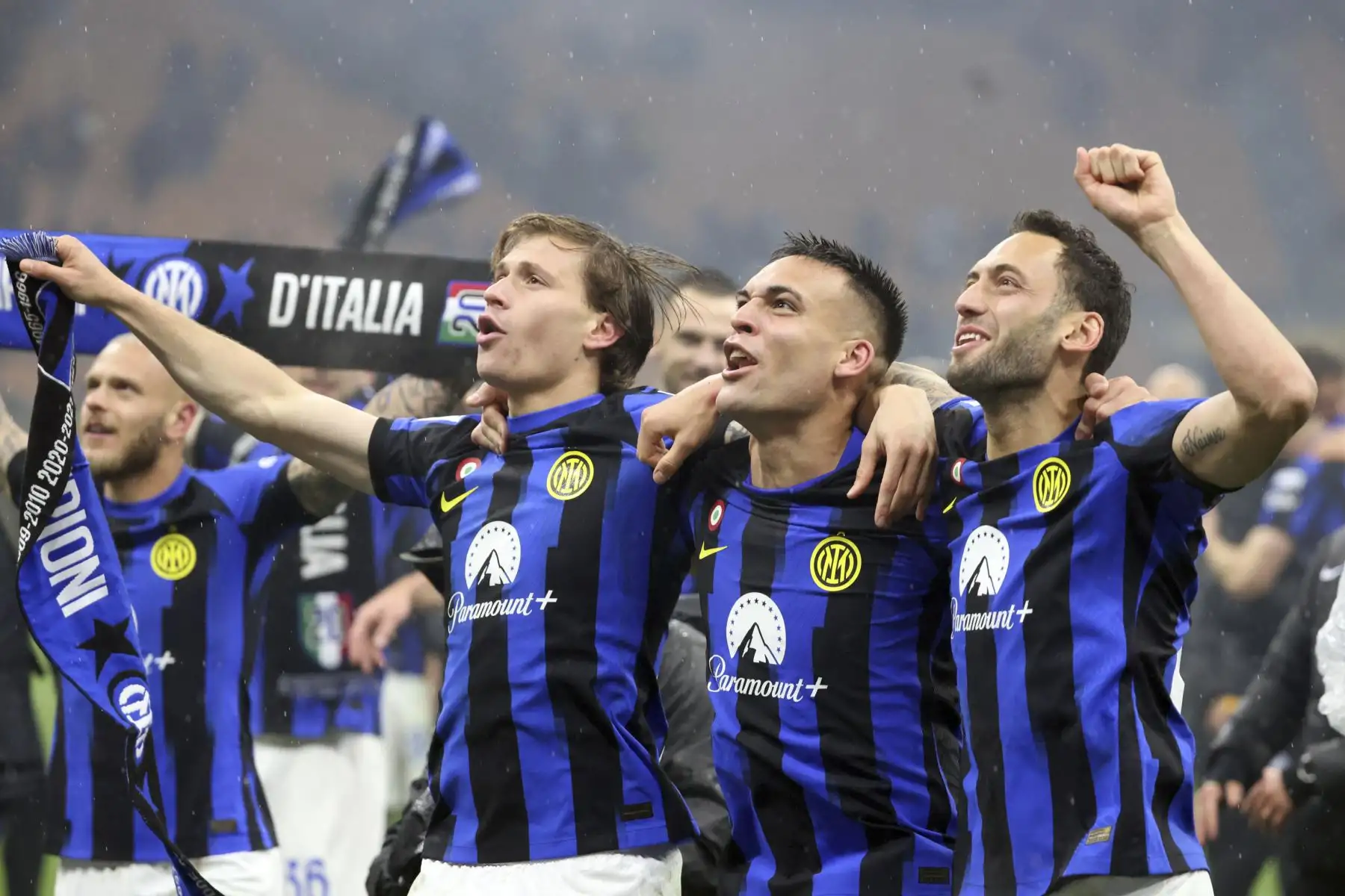 Los jugadores del Inter de Milán celebran haber ganado el título de la Serie A tras ganar el partido de fútbol de la Serie A italiana entre el AC Milan y el FC Inter, en Milán, el 22 de abril de 2024.
Foto: EFE