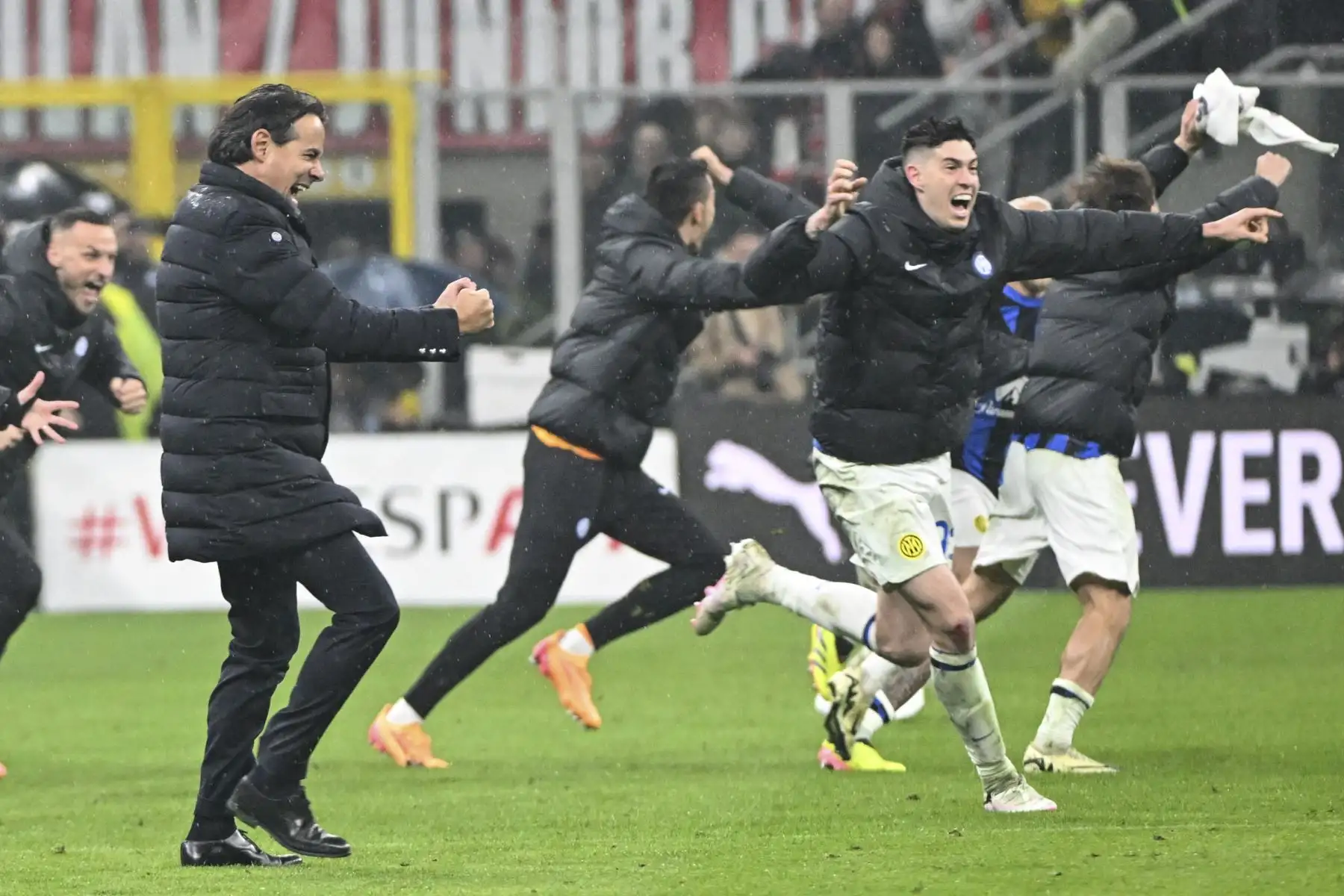 El entrenador del Inter, Simone Inzaghi, celebra ganar el título de la Serie A con su equipo tras ganar el partido de fútbol de la Serie A italiana entre el AC Milan y el FC Inter, en Milán, el 22 de abril de 2024.
Foto: EFE