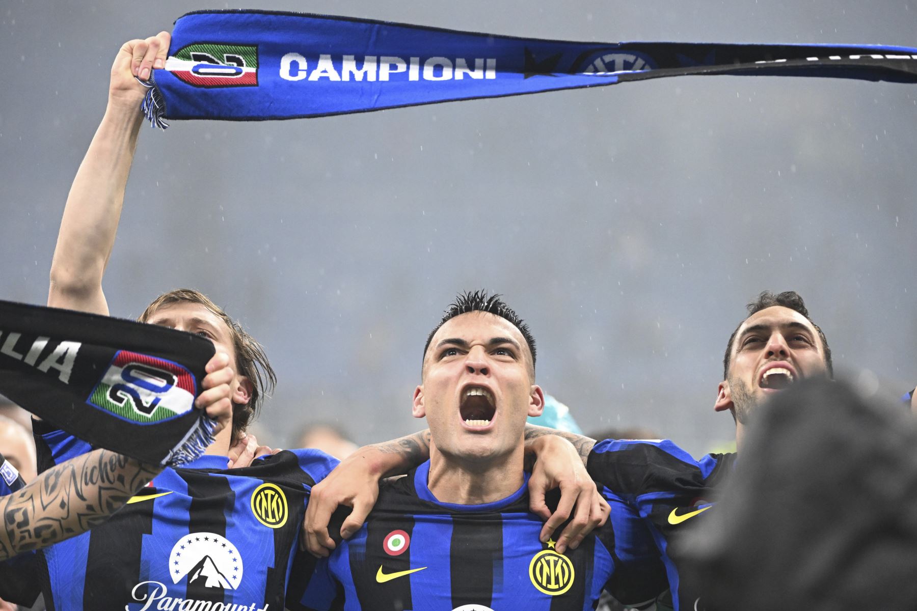 Nicolo Barella, Lautaro Martinez y Hakan Calhanoglu del Inter de Milán después de ganar el partido de fútbol de la Serie A italiana entre el AC Milan y el FC Inter, en Milán, el 22 de abril de 2024.
Foto: EFE