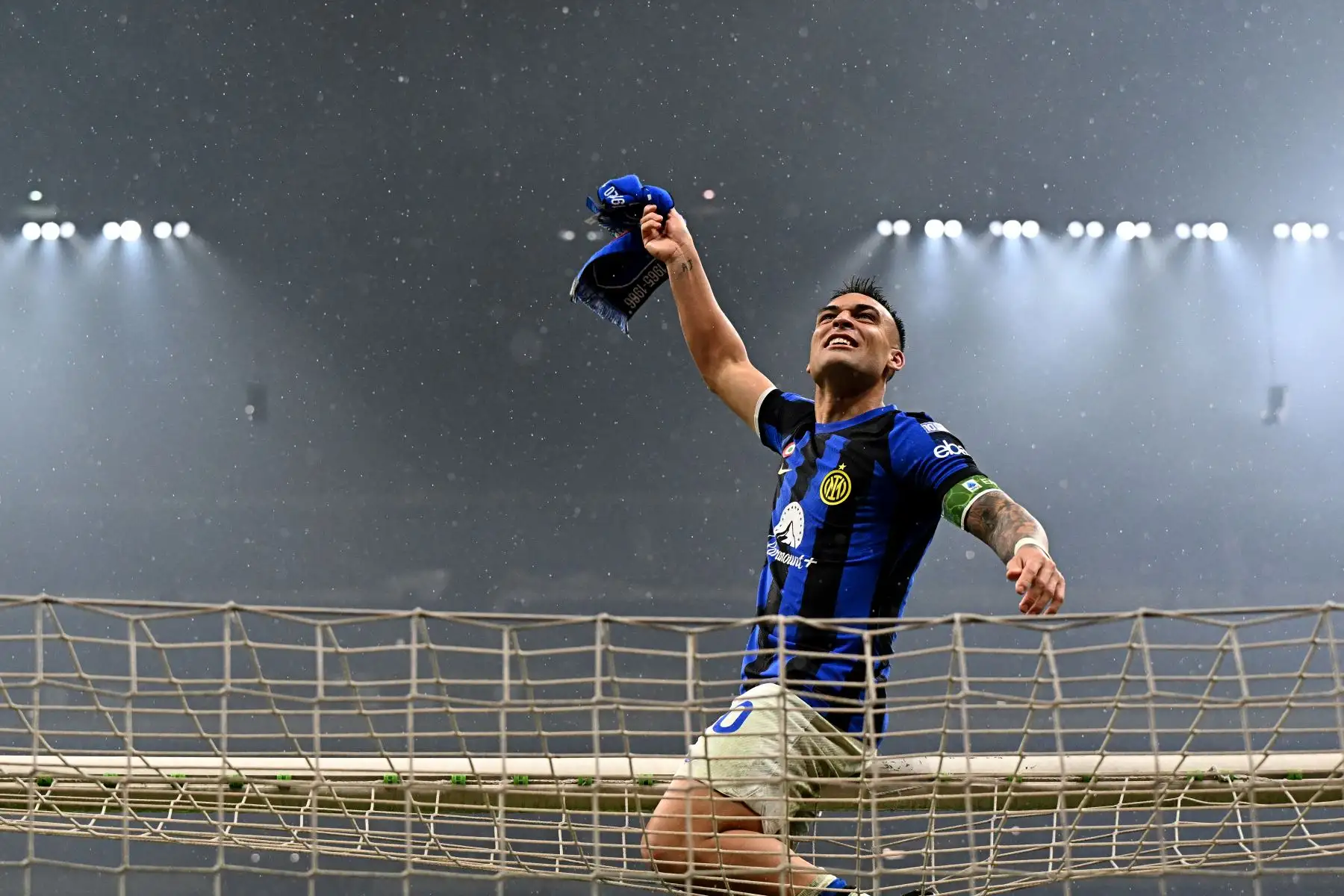 El delantero argentino #10 del Inter de Milán, Lautaro Martínez, celebra haber ganado el título del campeonato Scudetto 2024 el 22 de abril de 2024, luego del partido de fútbol de la Serie A italiana entre el AC Milan y el Inter de Milán en el estadio de San Siro en Milán.
Foto: AFP