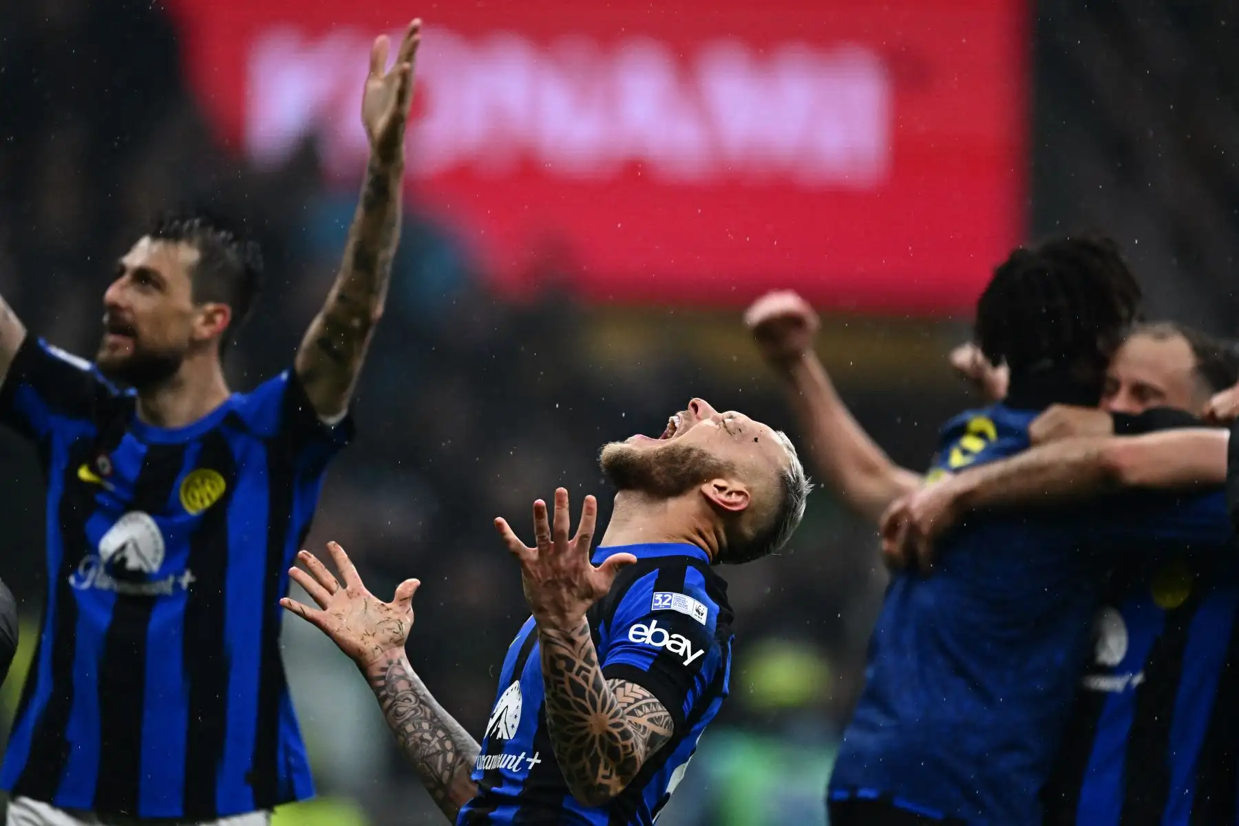 El defensor italiano #32 de Milán, Federico Dimarco (C), celebra haber ganado el título del campeonato Scudetto 2024 el 22 de abril de 2024, luego del partido de fútbol de la Serie A italiana entre el AC Milan y el Inter de Milán en el estadio San Siro de Milán.
Foto: AFP