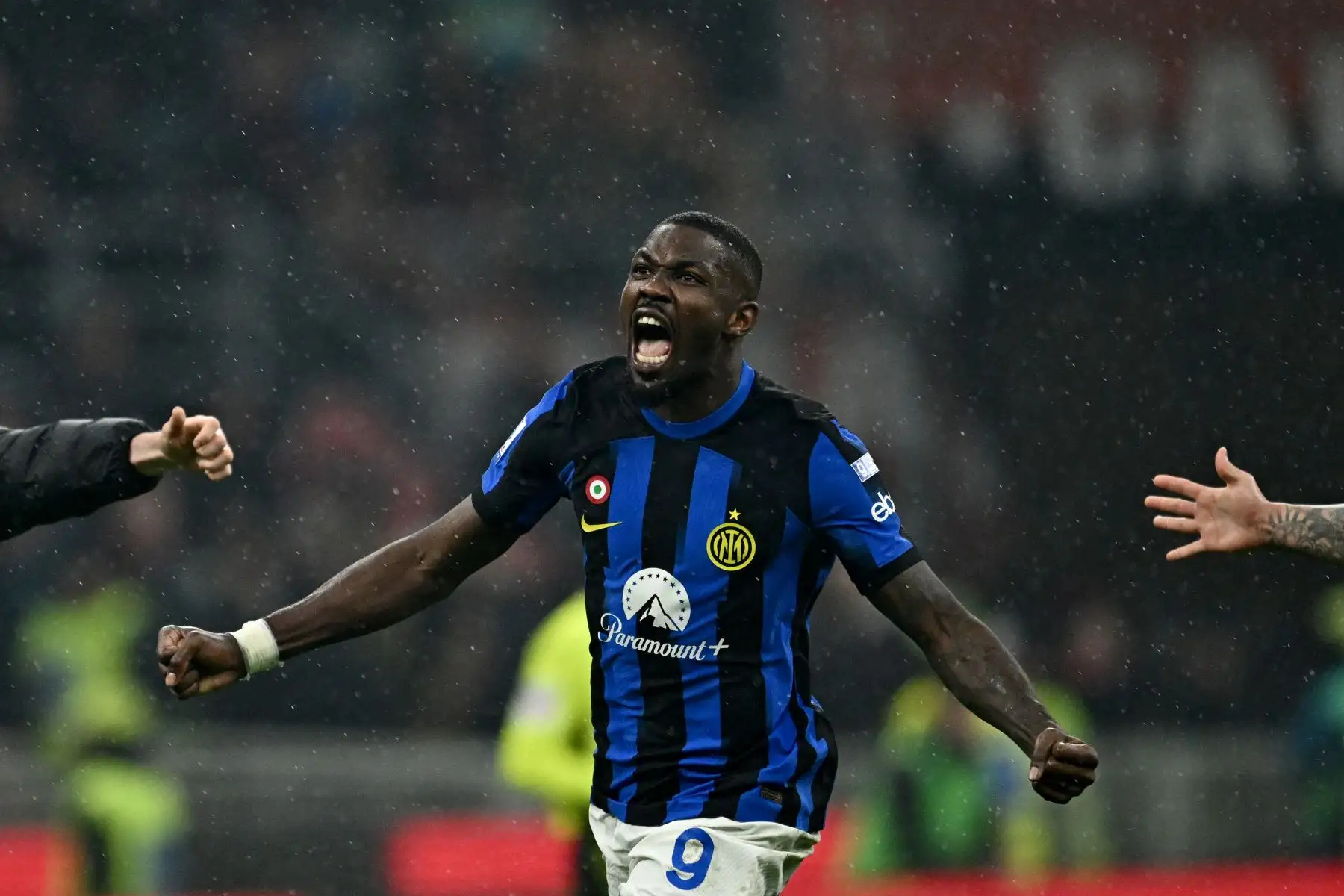 El delantero francés del Inter de Milán # 09 Marcus Thuram celebra haber ganado el título del campeonato Scudetto 2024 el 22 de abril de 2024, luego del partido de fútbol de la Serie A italiana entre el AC Milan y el Inter de Milán en el estadio de San Siro en Milán.
Foto: AFP
