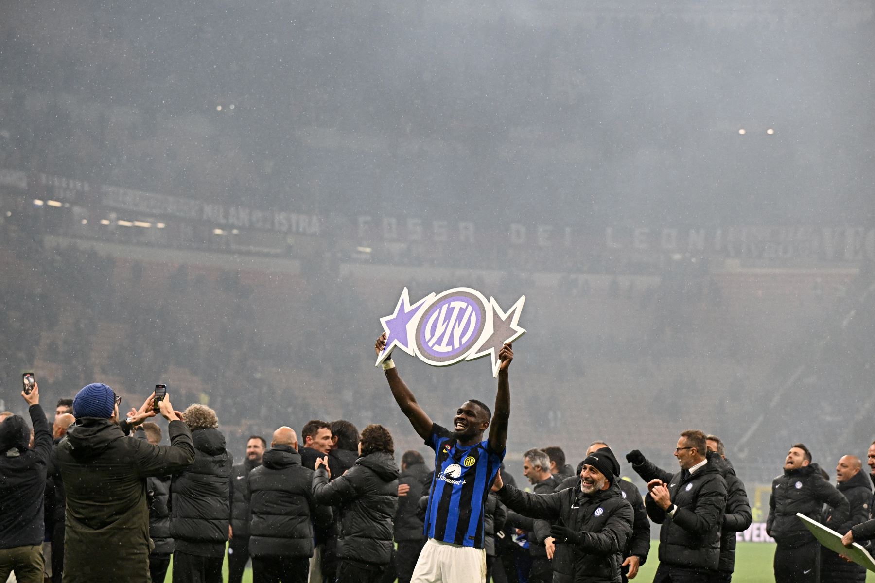 El delantero francés del Inter de Milán # 09 Marcus Thuram celebra haber ganado el título del campeonato Scudetto 2024 el 22 de abril de 2024, luego del partido de fútbol de la Serie A italiana entre el AC Milan y el Inter de Milán en el estadio de San Siro en Milán.
Foto: AFP