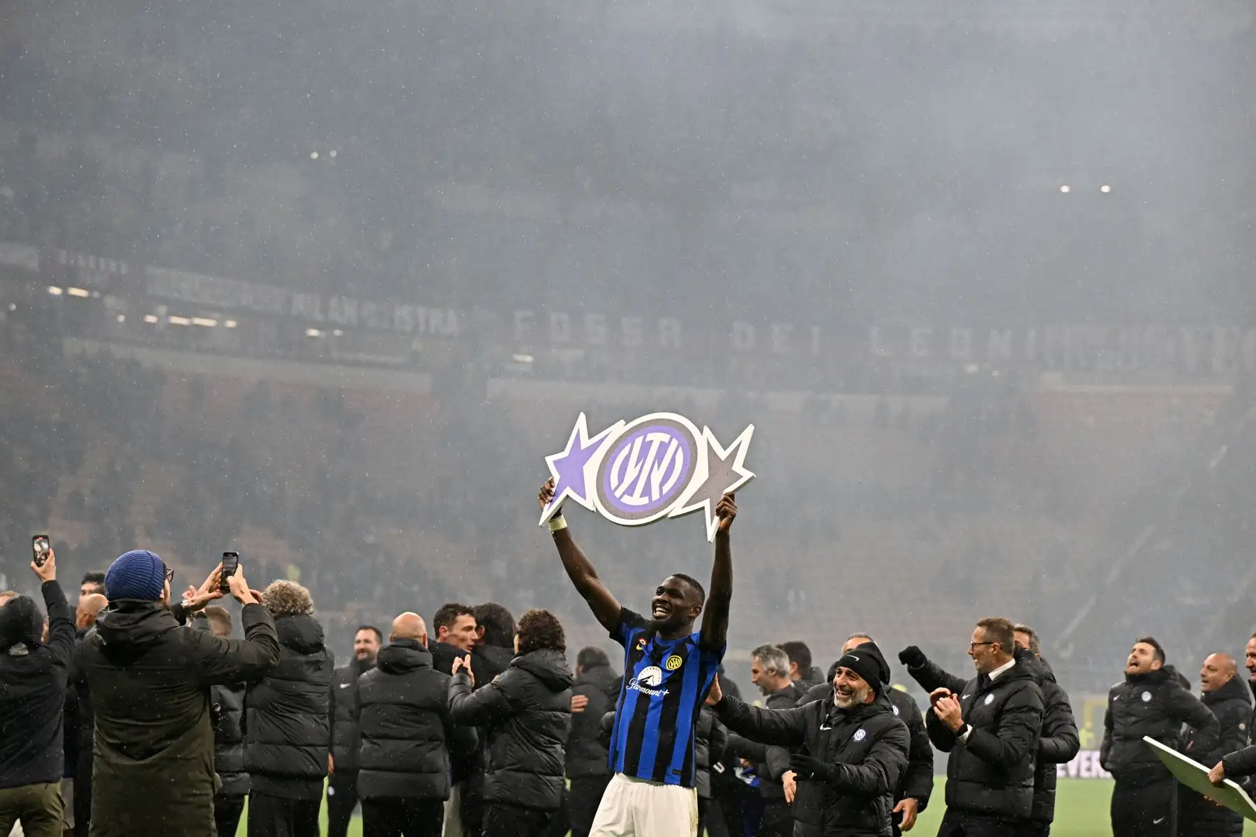 El delantero francés del Inter de Milán # 09 Marcus Thuram celebra haber ganado el título del campeonato Scudetto 2024 el 22 de abril de 2024, luego del partido de fútbol de la Serie A italiana entre el AC Milan y el Inter de Milán en el estadio de San Siro en Milán.
Foto: AFP