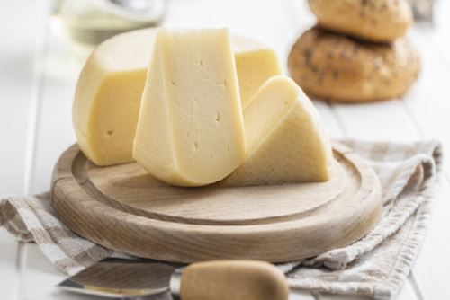 El queso tiene un alto nivel nutricional de calcio, vitaminas y minerales que ayudan a mantener los huesos fuertes.