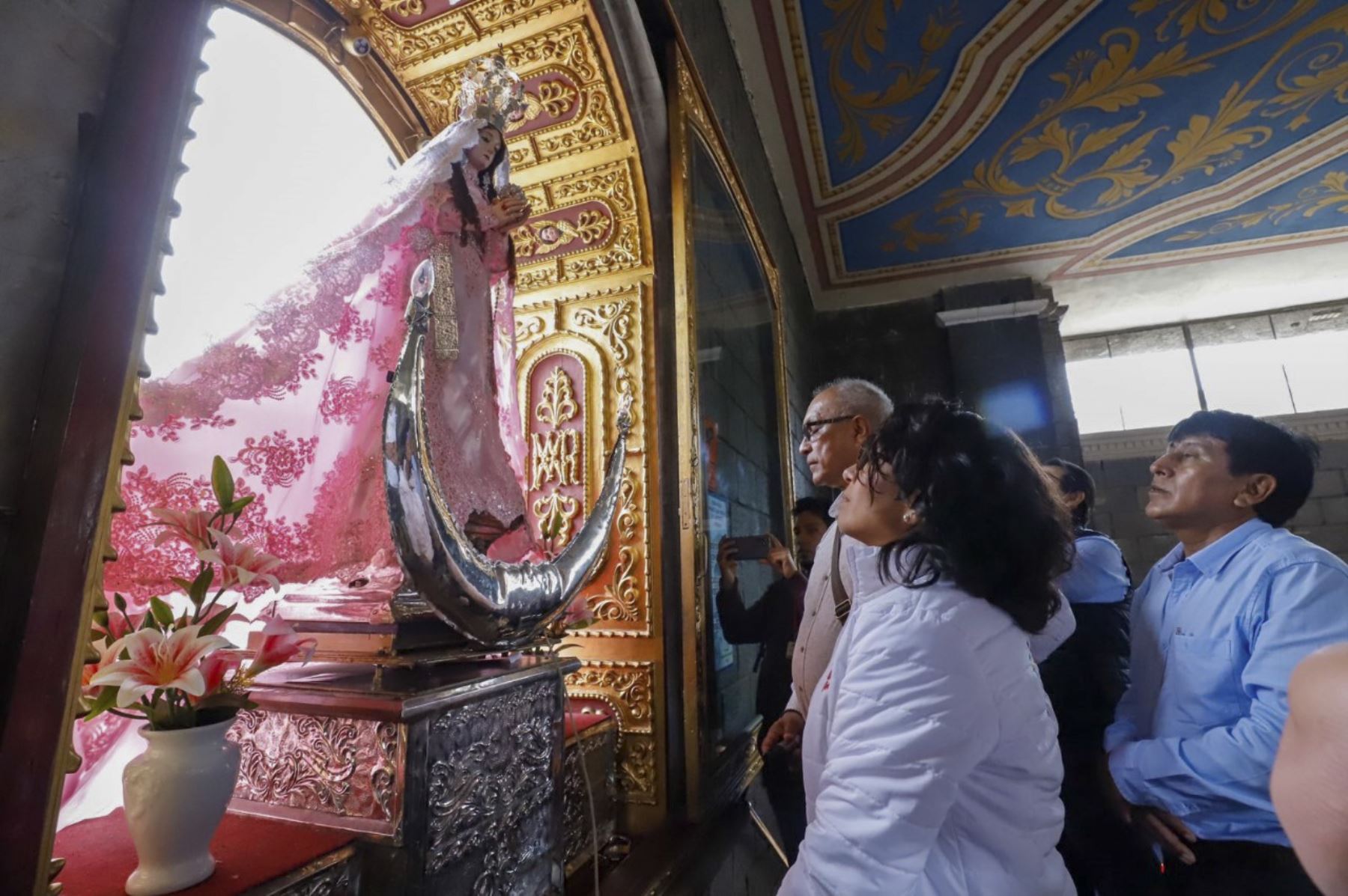 La ministra de Cultura visitó la parroquia Inmaculada Concepción de Otuzco, donde tuvo la oportunidad de estar ante la venerada imagen. Foto: ANDINA/Mincul