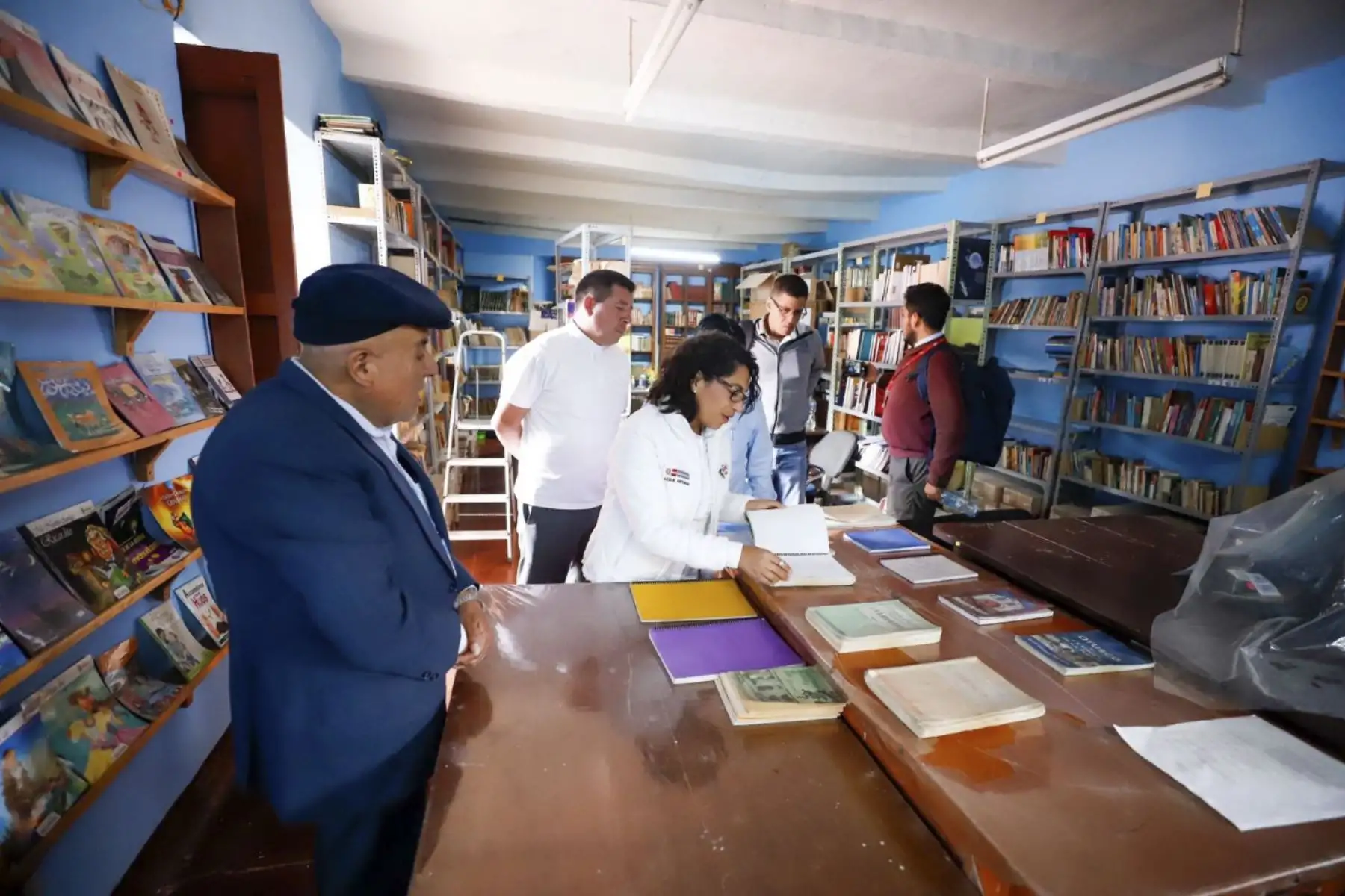 Para culminar sus actividades en Otuzco, la ministra de Cultura visitó la Biblioteca Municipal y el espacio de lectura de esta localidad, que es una ludoteca temática para niñas y niños del lugar.
Foto: ANDINA/MINCUL
