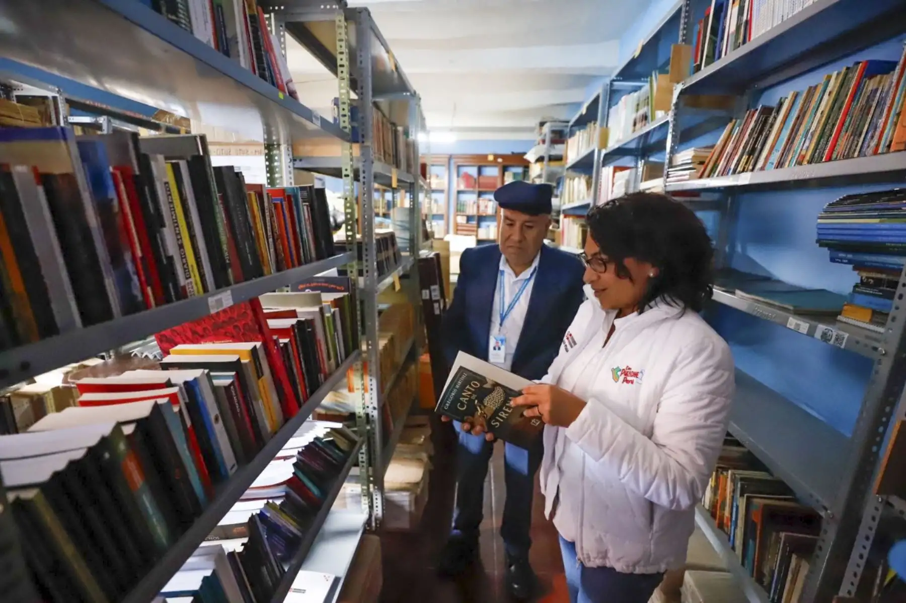 Para culminar sus actividades en Otuzco, la ministra de Cultura visitó la Biblioteca Municipal y el espacio de lectura de esta localidad, que es una ludoteca temática para niñas y niños del lugar.
Foto: ANDINA/MINCUL