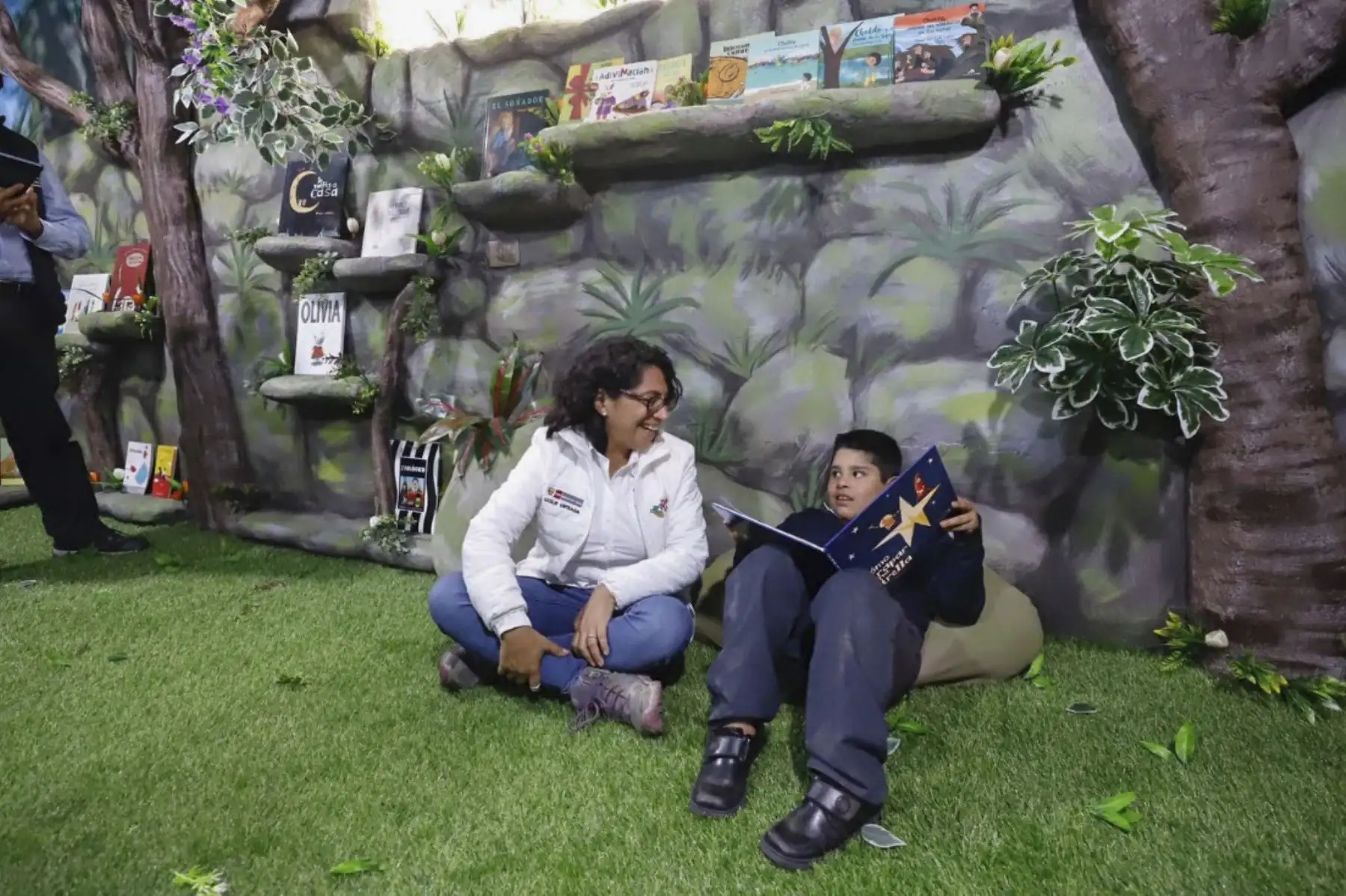 Para culminar sus actividades en Otuzco, la ministra de Cultura visitó la Biblioteca Municipal y el espacio de lectura de esta localidad, que es una ludoteca temática para niñas y niños del lugar.
Foto: ANDINA/MINCUL