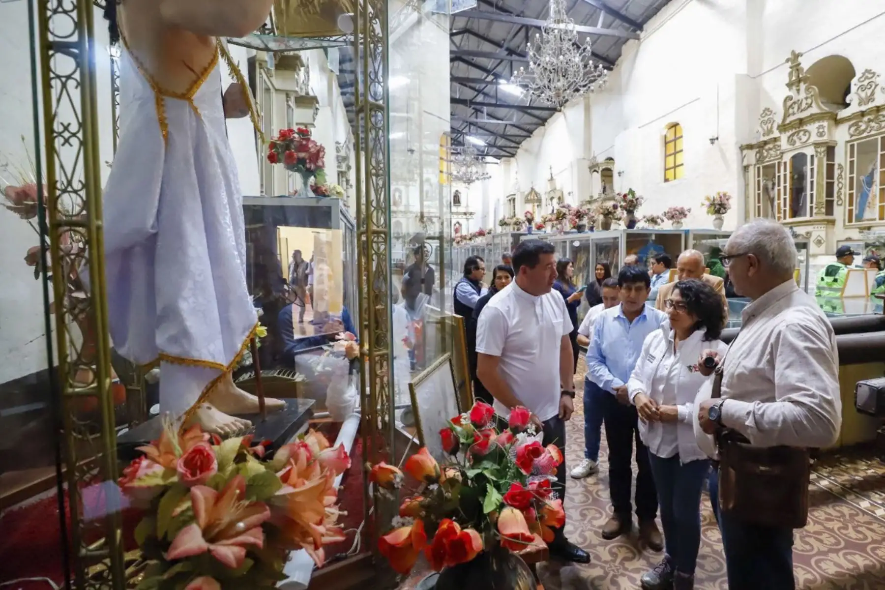 La ministra de Cultura también se dirigió al Museo Cultural Religioso “Virgen de la Puerta”, donde se encuentran los diversos bienes que utiliza la sagrada imagen durante su festividad y presentes que recibe de sus fieles.
Foto: ANDINA/MINCUL