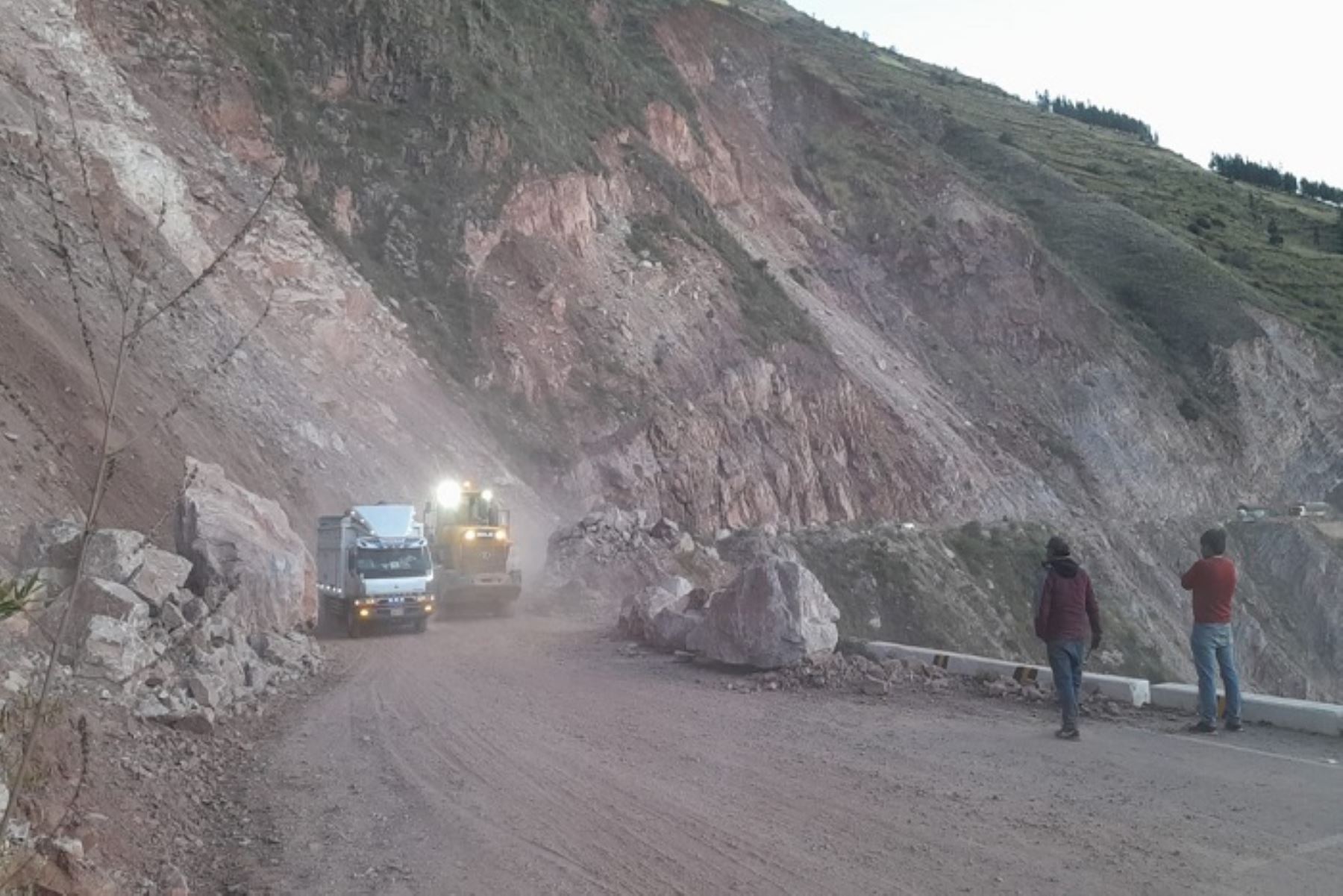 Con maquinaria pesada se logró retirar 50 metros lineales de rocas, piedra y tierra que se deslizaban desde el pasado martes en la comunidad de Vilcabamba.