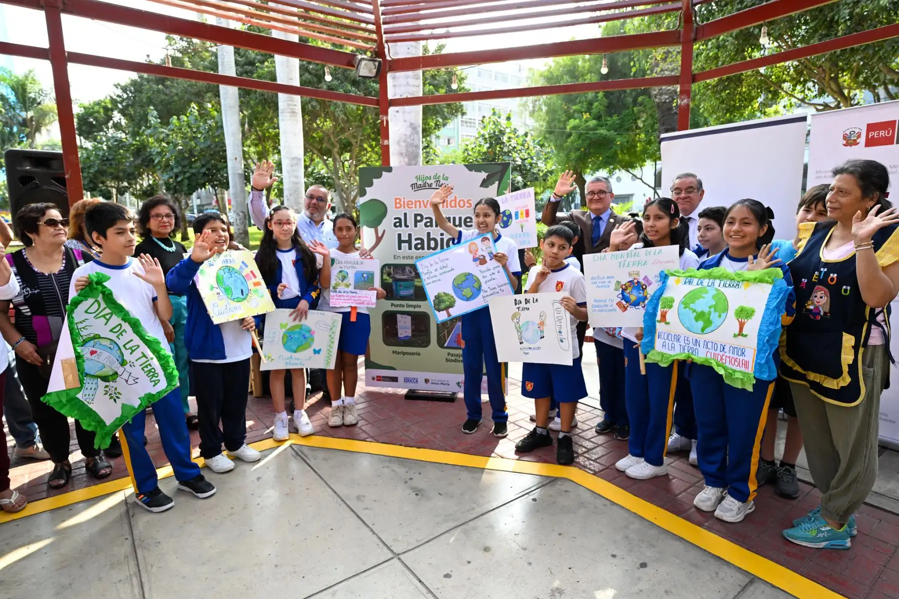 El ministro del Ambiente, Juan Carlos Castro Vargas, acompañado por el alcalde de la Victoria, Rubén Cano, participó en la conmemoración del Día Internacional de la Madre Tierra en La Victoria y Jesús María. Foto:Ministerio del Ambiente