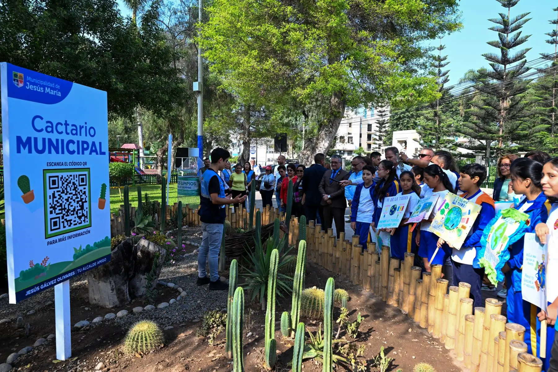 El ministro del Ambiente, Juan Carlos Castro Vargas, acompañado por el alcalde de la Victoria, Rubén Cano, participó en la conmemoración del Día Internacional de la Madre Tierra en La Victoria y Jesús María. Foto:Ministerio del Ambiente