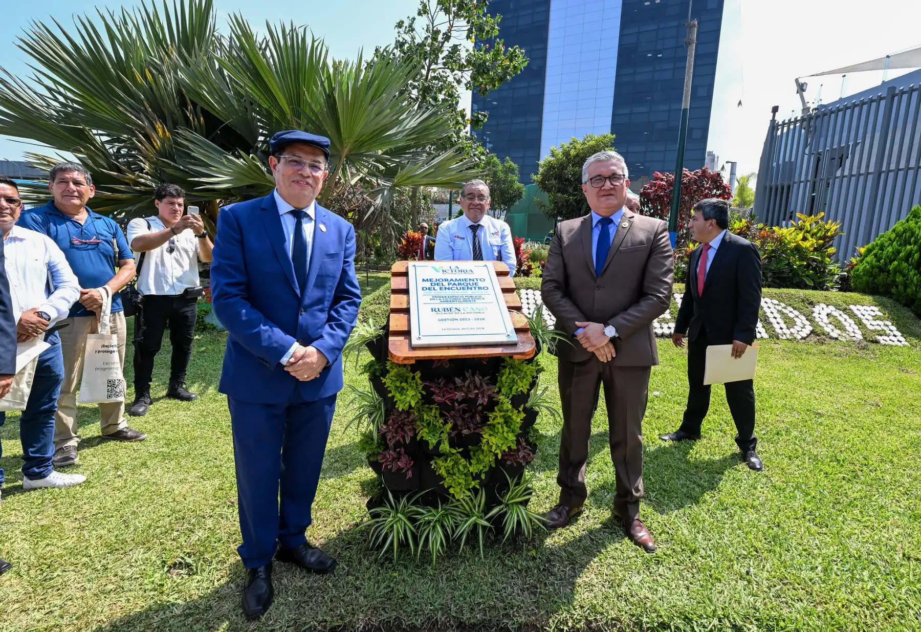 El ministro del Ambiente, Juan Carlos Castro Vargas, acompañado por el alcalde de la Victoria, Rubén Cano, participó en la conmemoración del Día Internacional de la Madre Tierra en La Victoria y Jesús María. Foto:Ministerio del Ambiente