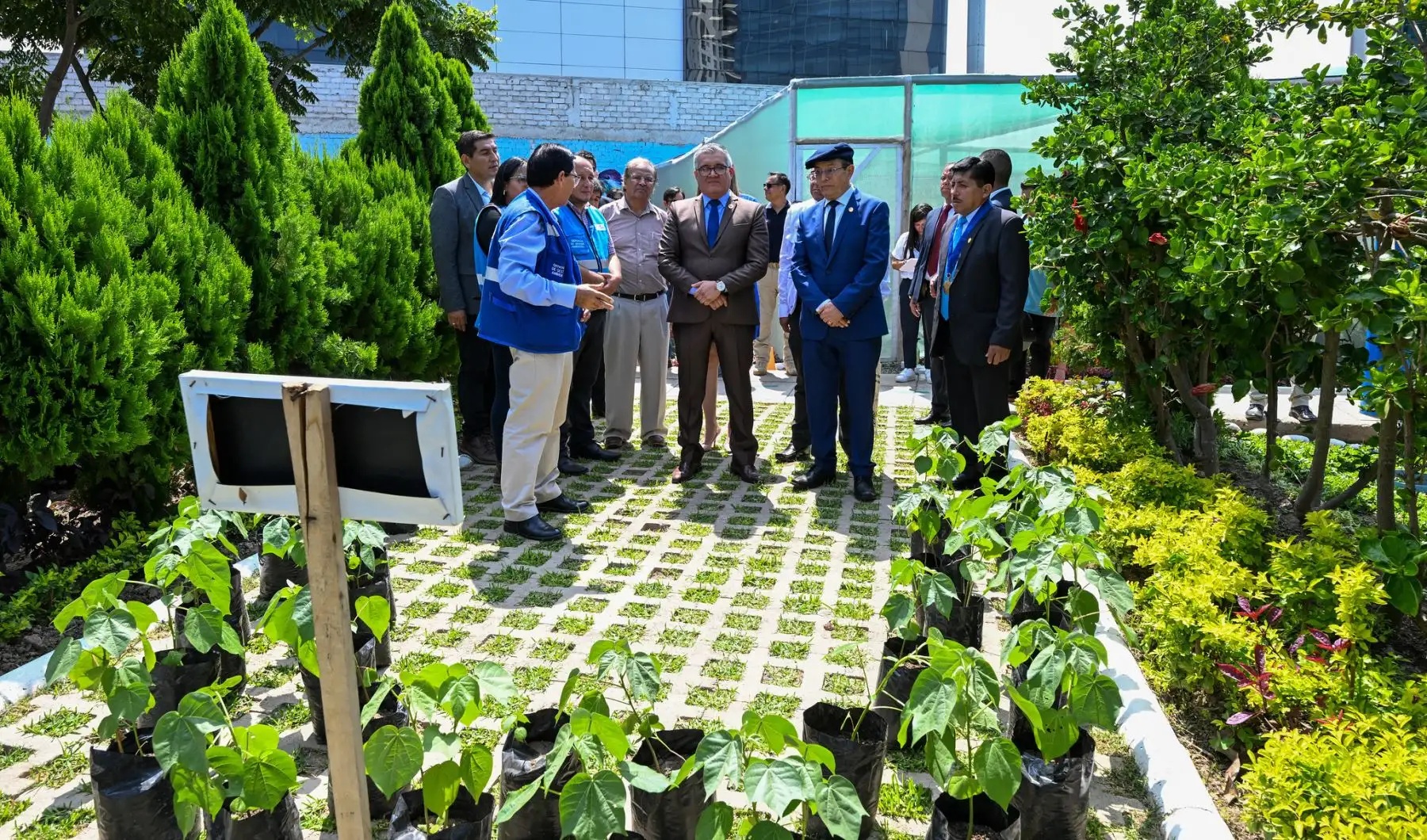 El ministro del Ambiente, Juan Carlos Castro Vargas, acompañado por el alcalde de la Victoria, Rubén Cano, participó en la conmemoración del Día Internacional de la Madre Tierra en La Victoria y Jesús María. Foto:Ministerio del Ambiente