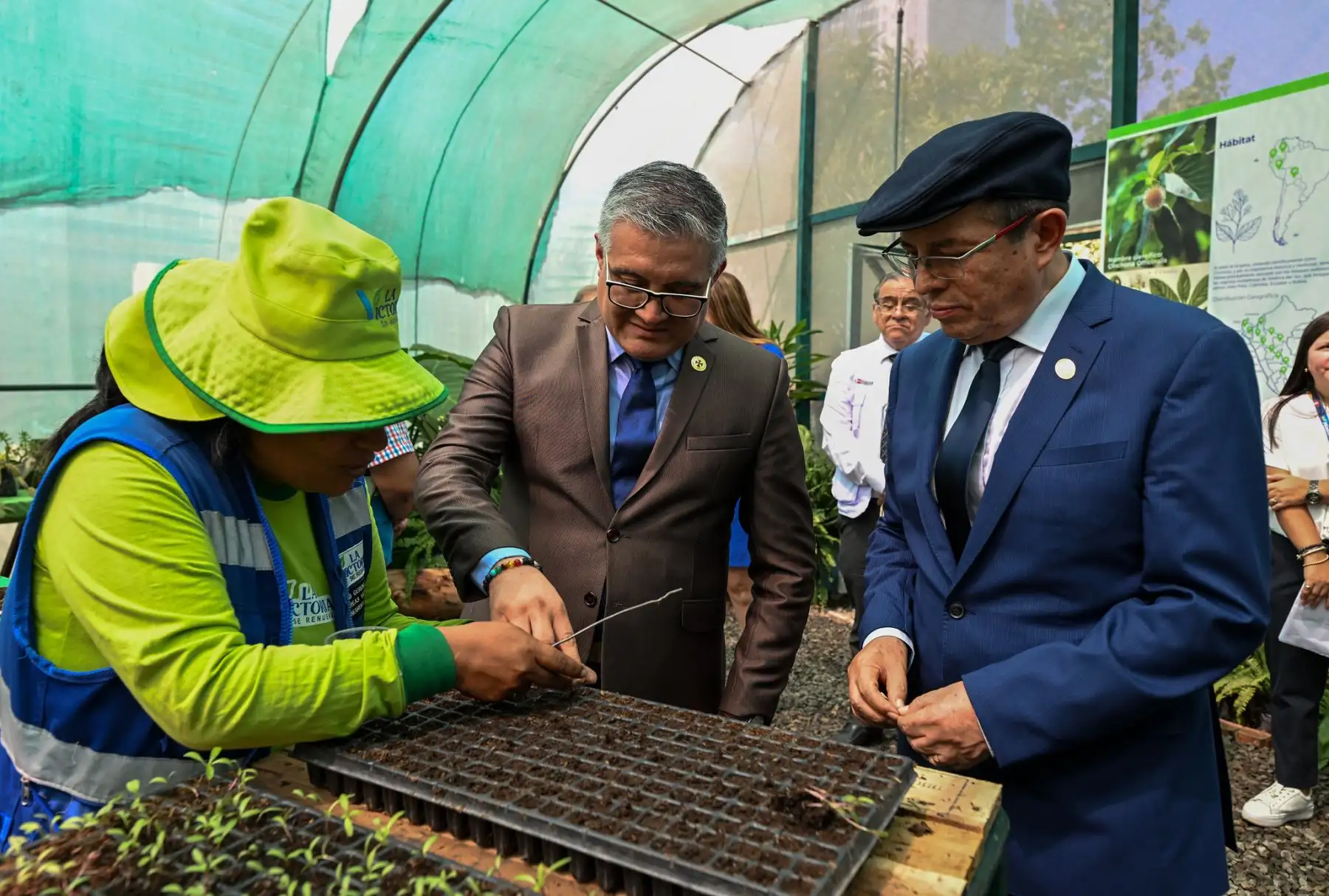 El ministro del Ambiente, Juan Carlos Castro Vargas, acompañado por el alcalde de la Victoria, Rubén Cano, participó en la conmemoración del Día Internacional de la Madre Tierra en La Victoria y Jesús María. Foto:Ministerio del Ambiente