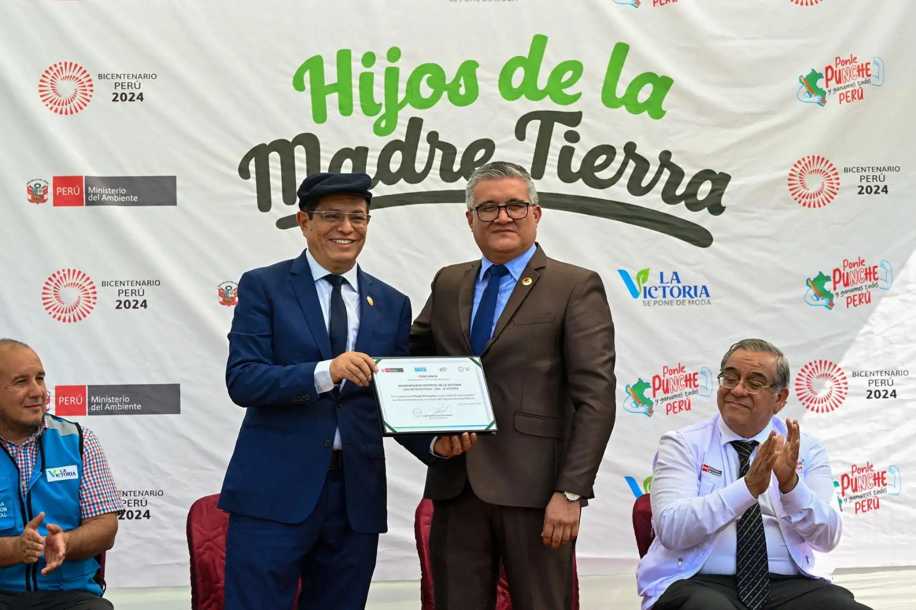 El ministro del Ambiente, Juan Carlos Castro Vargas, acompañado por el alcalde de la Victoria, Rubén Cano, participó en la conmemoración del Día Internacional de la Madre Tierra en La Victoria y Jesús María. Foto:Ministerio del Ambiente