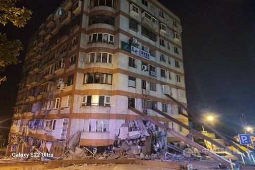 Edificio en la ciudad de Hualien, en Taiwán, afectado por los movimientos sísmicos. Foto: CNA/Taiwán.