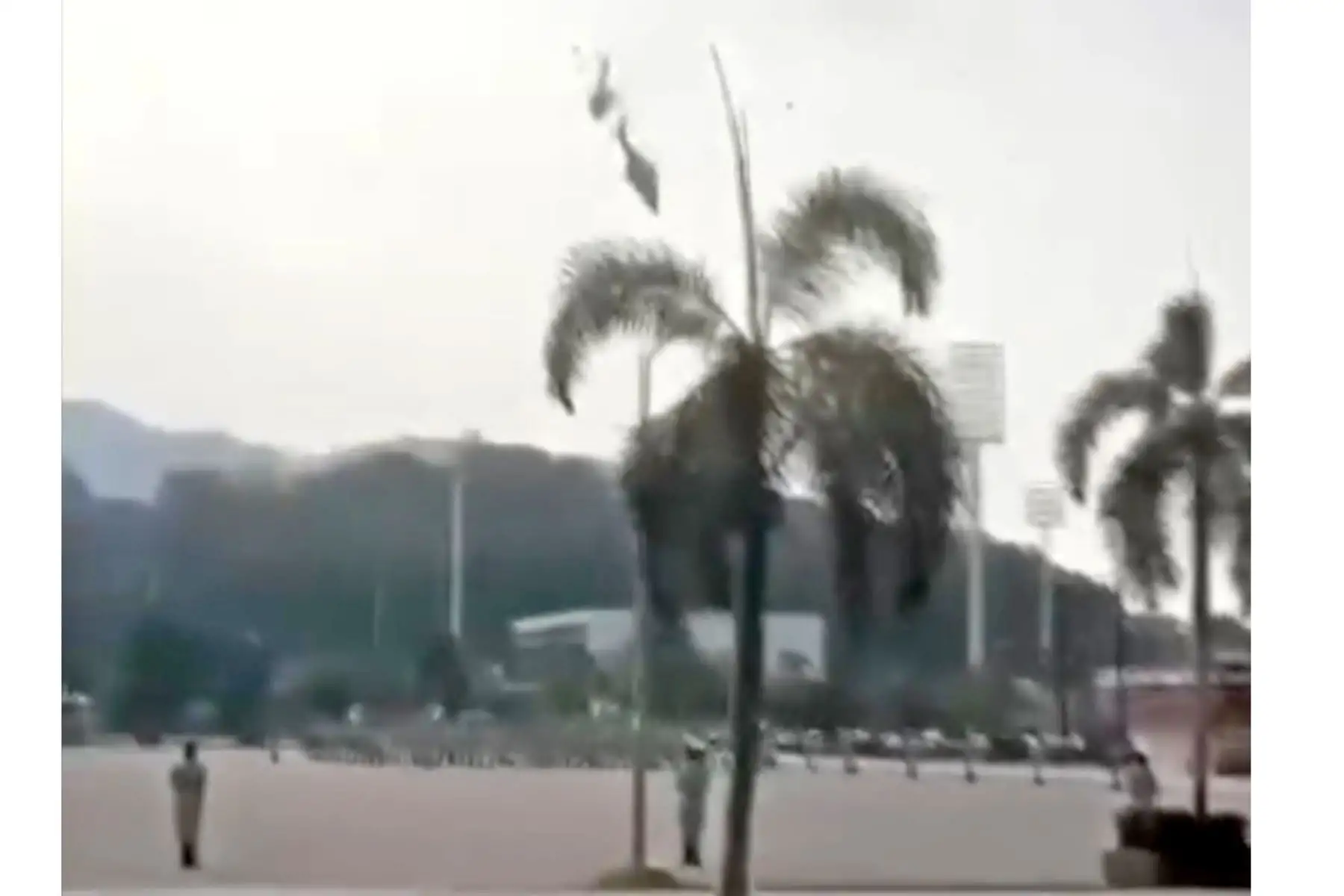 Uno de los helicópteros aparece golpeando el rotor trasero del otro, haciendo que los dos entraran en barrena y se estrellaran. Foto: Captura TV