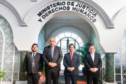 El ministro de Justicia, Eduardo Arana, se reunió con representantes de los notarios. Foto: ANDINA/difusión.
