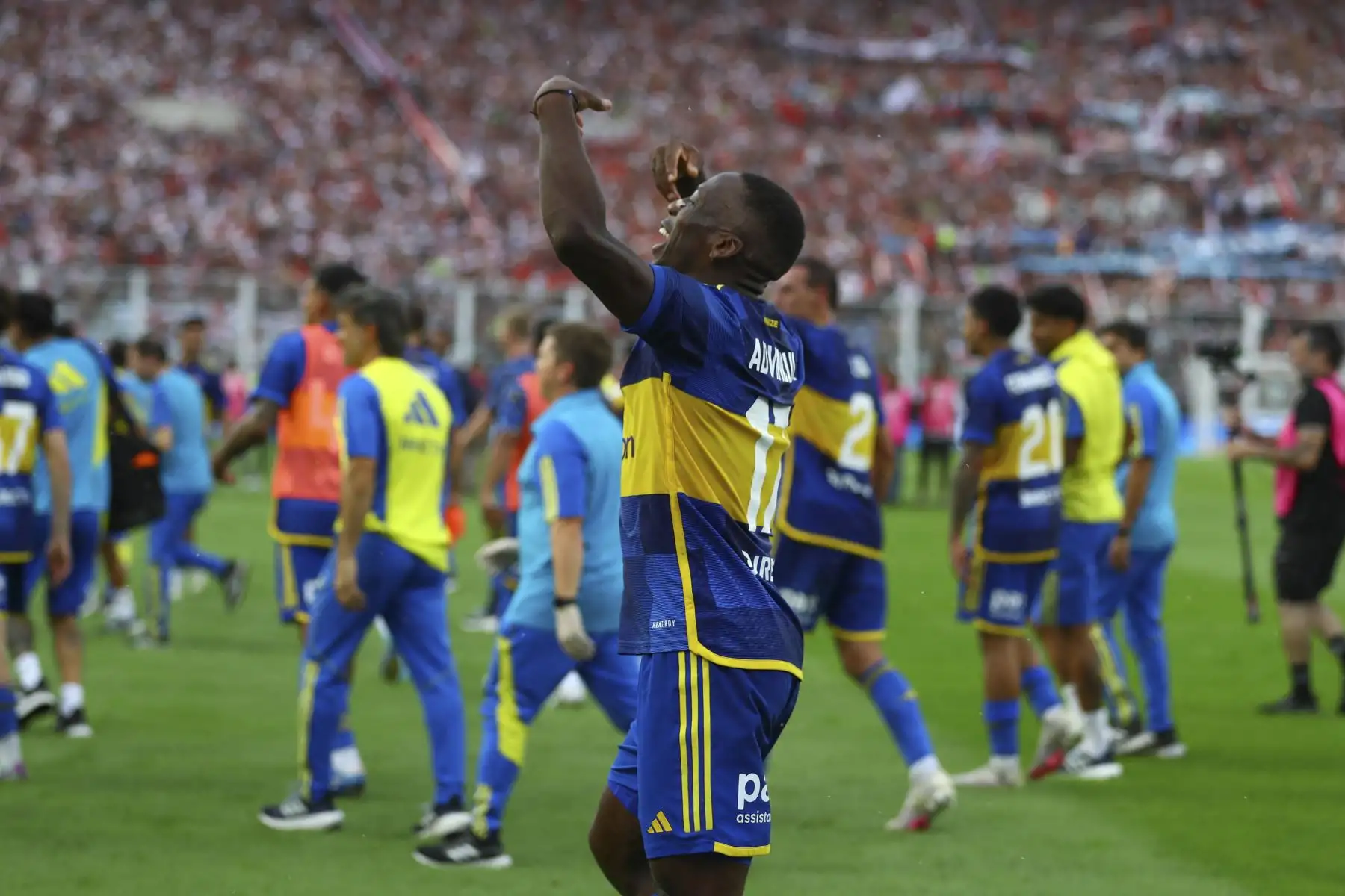 Luis Advincula, defensor peruano de Boca Juniors, celebra tras ganar durante el partido de cuartos de final de la Copa de la Liga Argentina de Fútbol Profesional entre River Plate y Boca Juniors. Foto: AFP