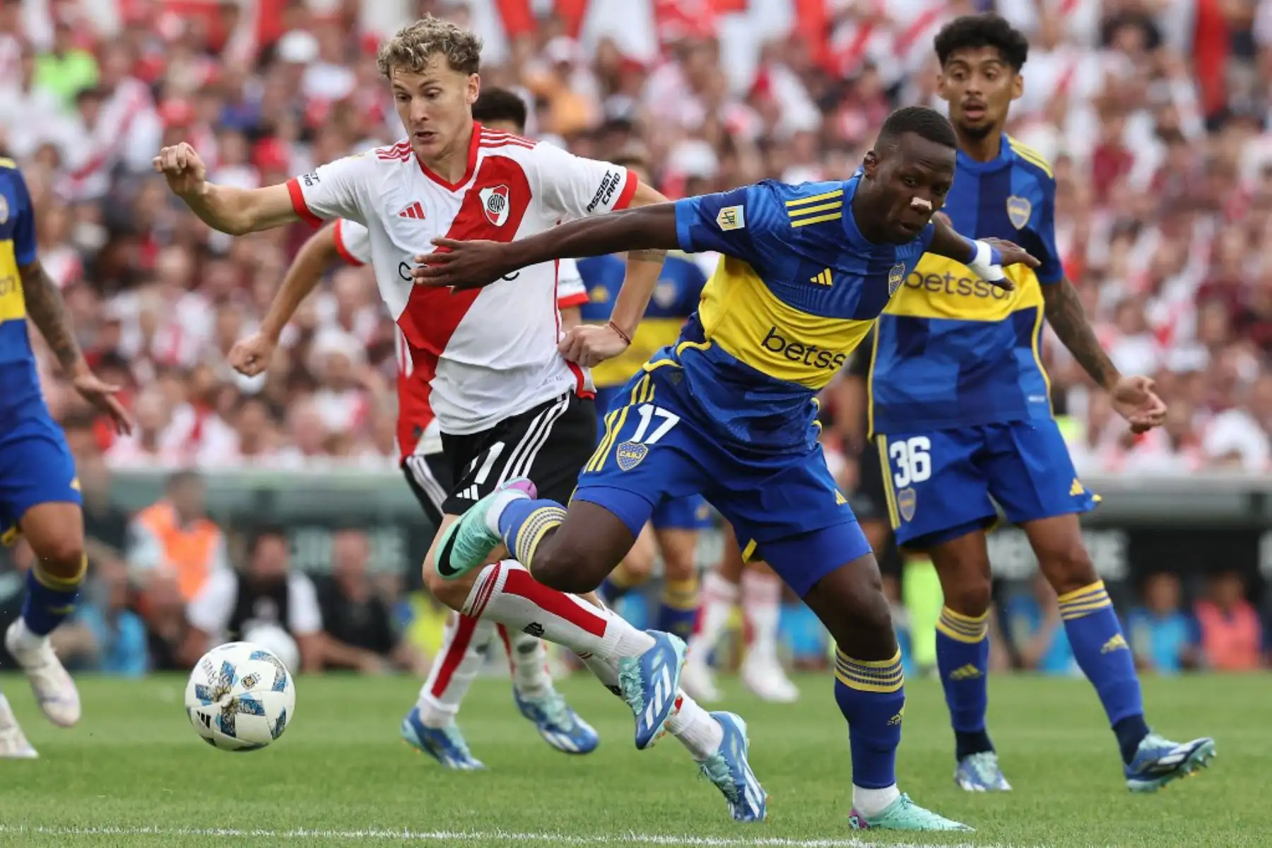 El delantero de River Plate, Facundo Colidio, lucha por el balón con el defensor peruano de Boca Juniors, Luis Advíncula. Foto: AFP