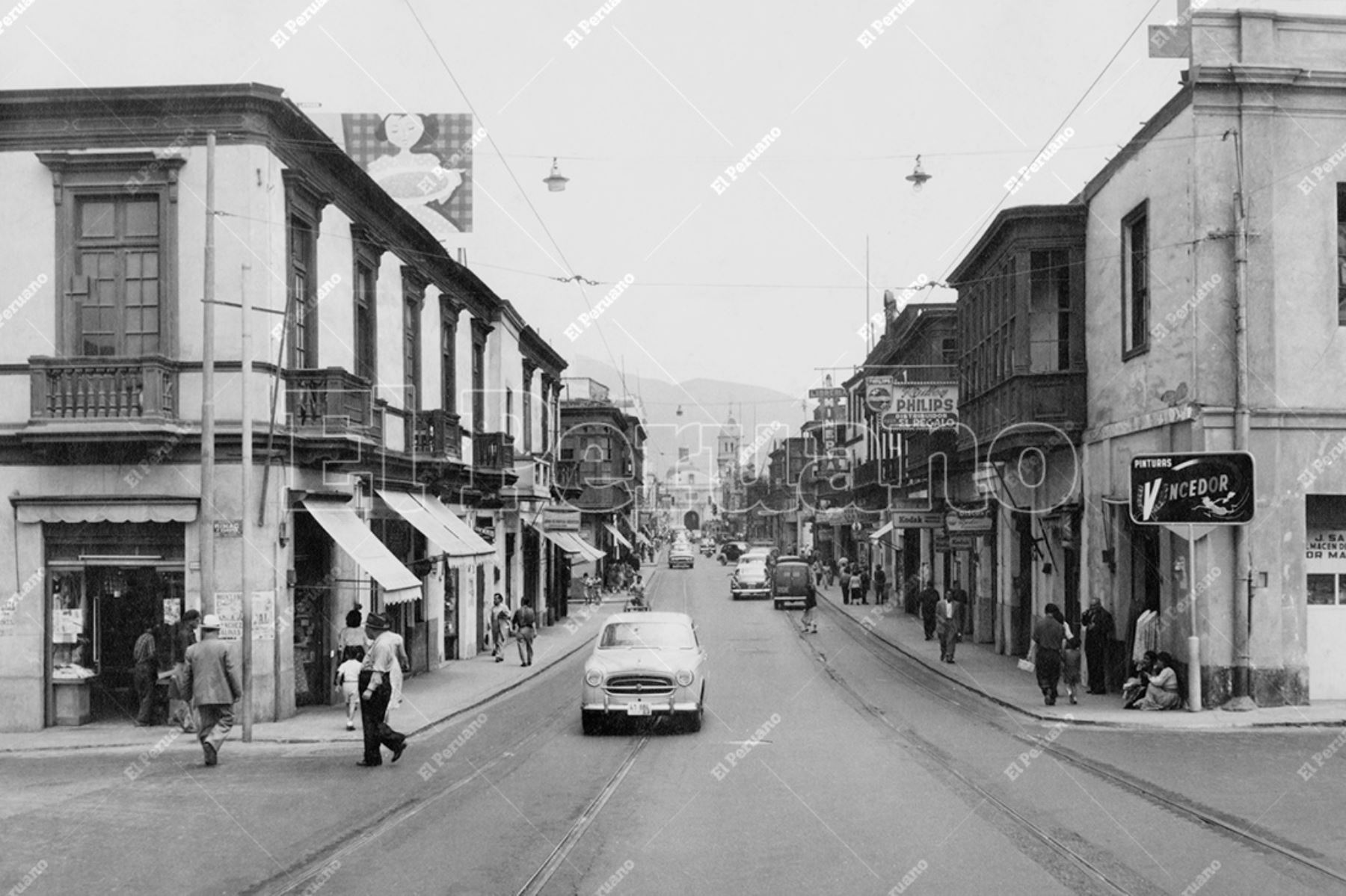 Lima - 1957 / Vista del jirón Trujillo y la iglesia de San Lázaro en el distrito del Rímac. Foto: Archivo Histórico de El Peruano