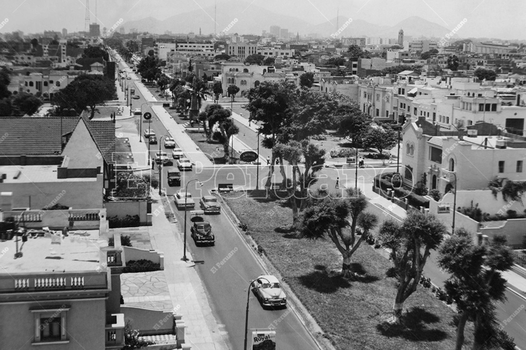 Lima - 1970 / Tránsito vehicular y residencias  de la avenida Arequipa. Foto: Archivo Histórico de El Peruano
