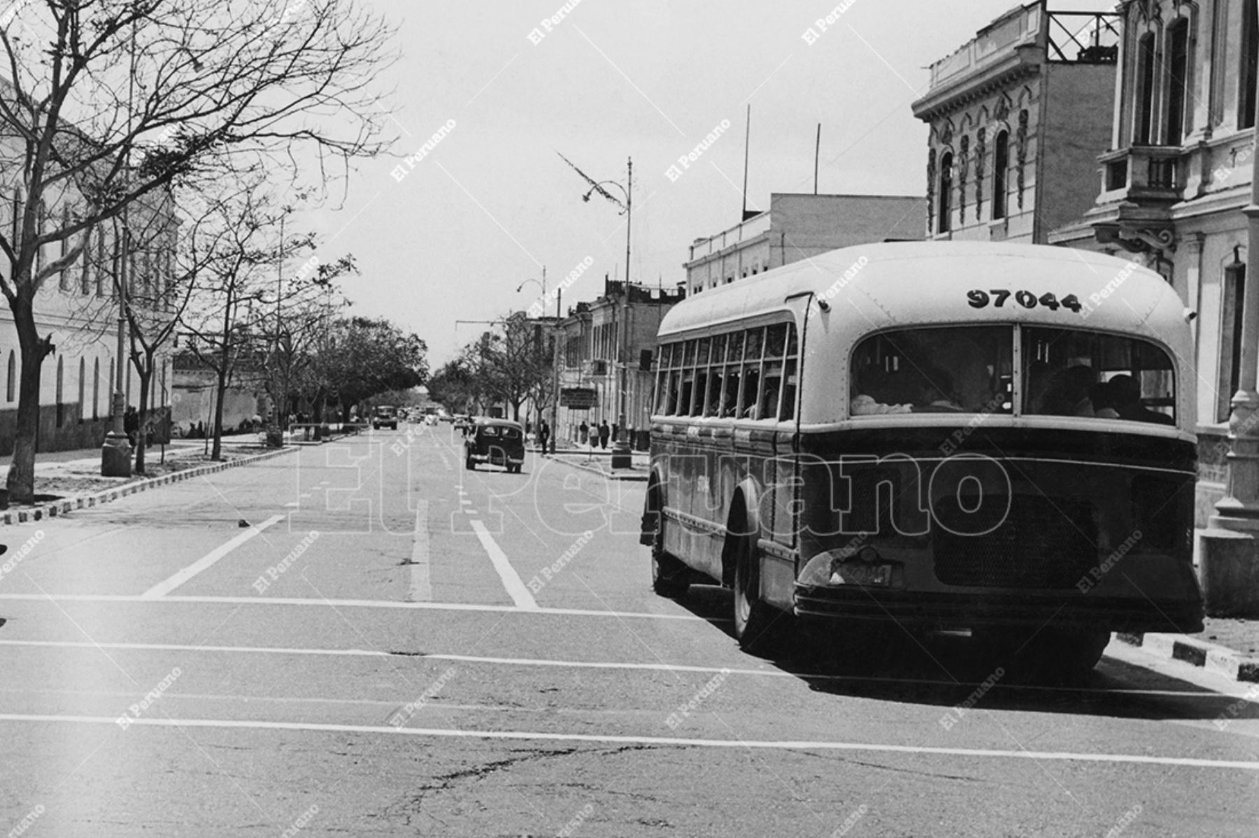 Lima - 1960 / Omnibús de transporte público en la avenida Bolivia en Breña. Foto: Archivo Histórico de El Peruano