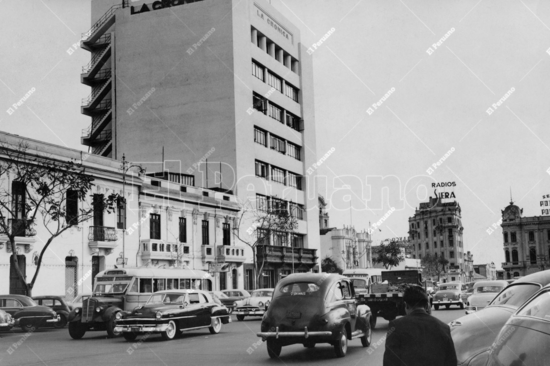 Lima - 1960 / Tránsito vehicular en la avenida Tacna y edificio del diario La Crónica. Foto: Archivo Histórico de El Peruano