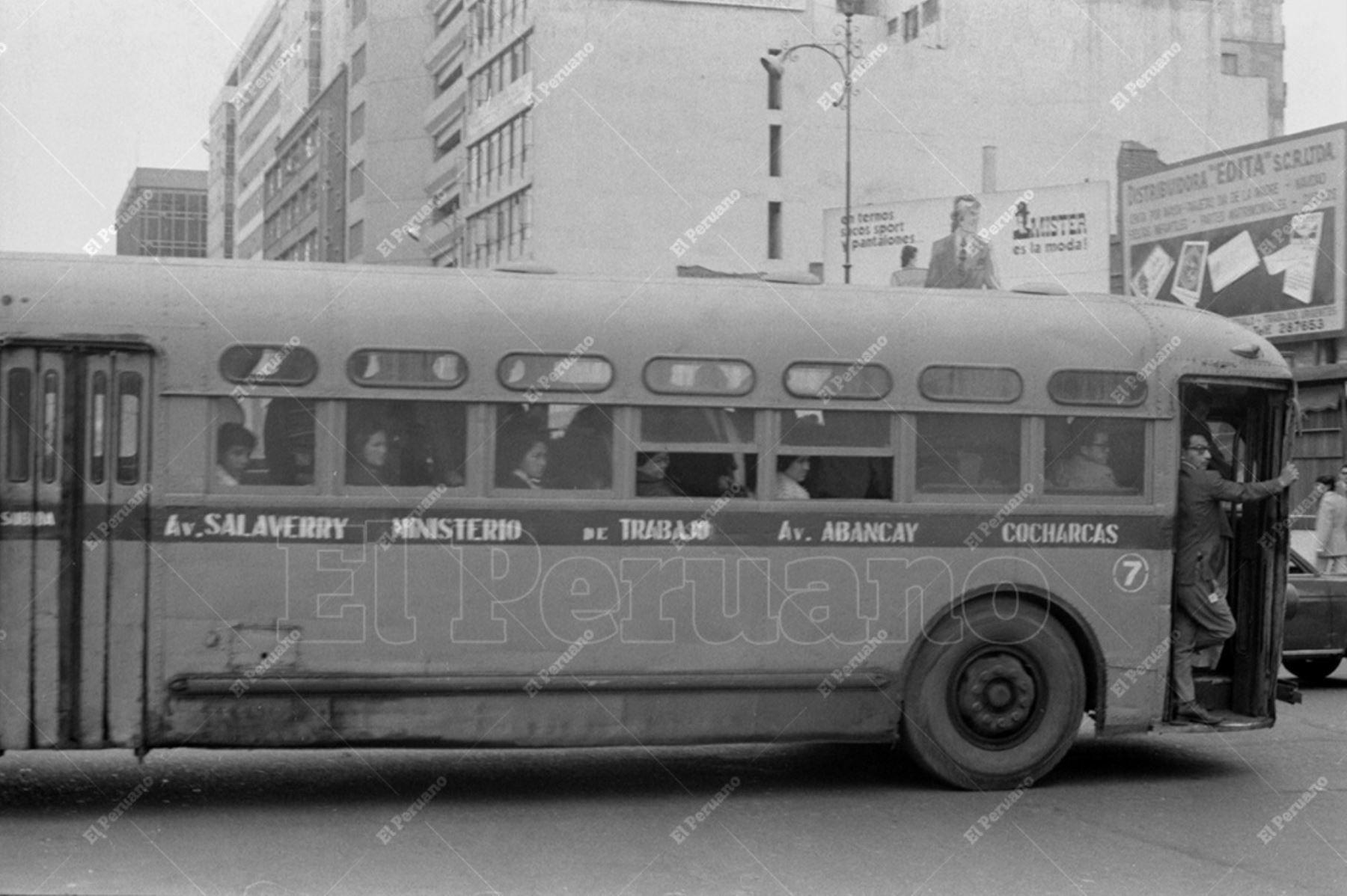 Lima - 19 julio 1979 / Ómnibus de transporte público de la línea conocida como  "José Leal". Foto: Archivo Histórico de El Peruano / José Risco