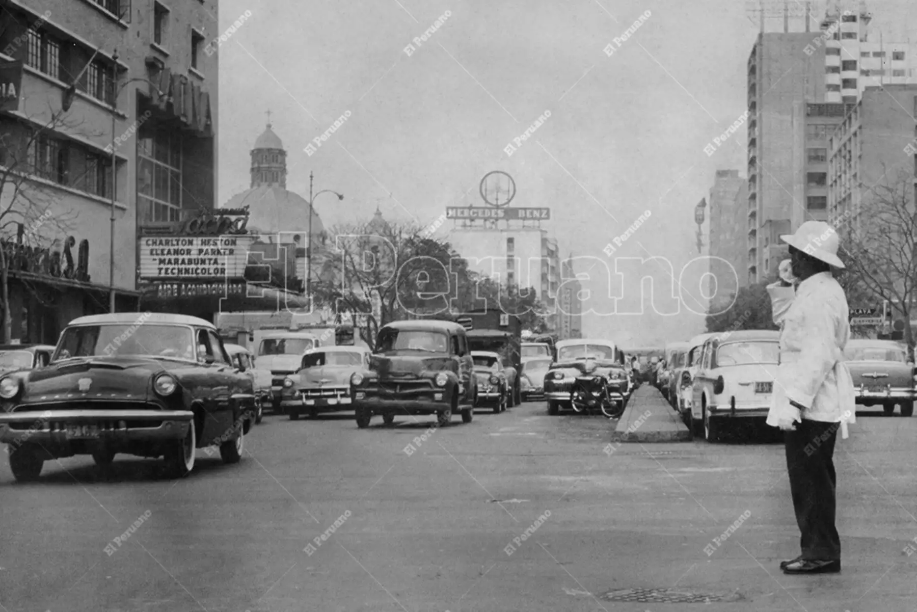 Lima - 15 diciembre 1961 / Un policía dirige el tránsito en la avenida Tacna. Foto: Archivo Histórico de El Peruano