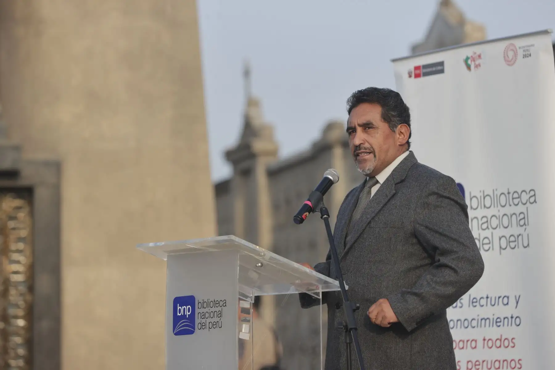 La ministra de Cultura, Leslie Urteaga, y el jefe de la Biblioteca Nacional del Perú, Boris Espezúa, iniciaron las celebraciones por el "Día del Libro y del Derecho de Autor" con un especial recorrido en el cementerio Presbítero Maestro, donde reposan los restos de ilustres autores peruanos como Ricardo Palma, Abraham Valdelomar, Mercedes Cabello de Carbonera, José Santos Chocano y  Ciro Alegría. 
Foto: ANDINA/Andrés Valle