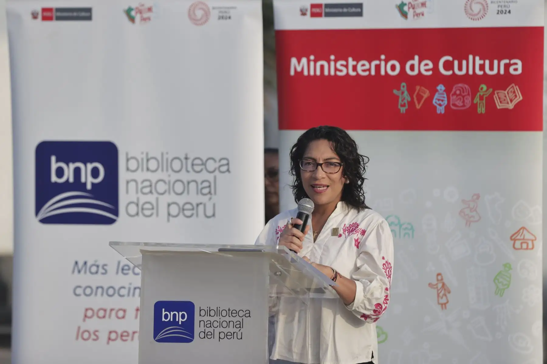La ministra de Cultura, Leslie Urteaga, y el jefe de la Biblioteca Nacional del Perú, Boris Espezúa, iniciaron las celebraciones por el "Día del Libro y del Derecho de Autor" con un especial recorrido en el cementerio Presbítero Maestro, donde reposan los restos de ilustres autores peruanos como Ricardo Palma, Abraham Valdelomar, Mercedes Cabello de Carbonera, José Santos Chocano y  Ciro Alegría. 
Foto: ANDINA/Andrés Valle