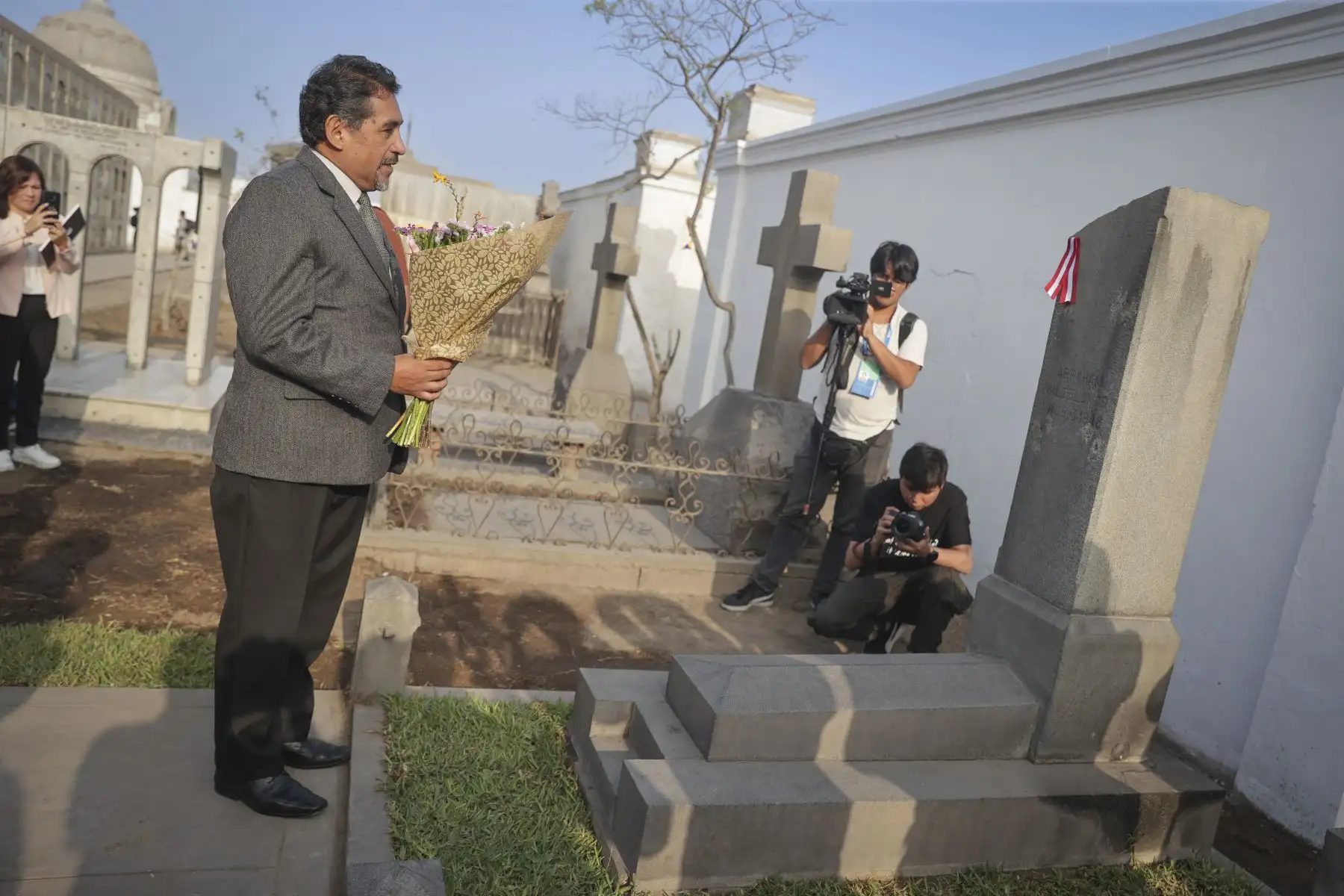 La ministra de Cultura, Leslie Urteaga, y el jefe de la Biblioteca Nacional del Perú, Boris Espezúa, iniciaron las celebraciones por el "Día del Libro y del Derecho de Autor" con un especial recorrido en el cementerio Presbítero Maestro, donde reposan los restos de ilustres autores peruanos como Ricardo Palma, Abraham Valdelomar, Mercedes Cabello de Carbonera, José Santos Chocano y  Ciro Alegría. 
Foto: ANDINA/Andrés Valle