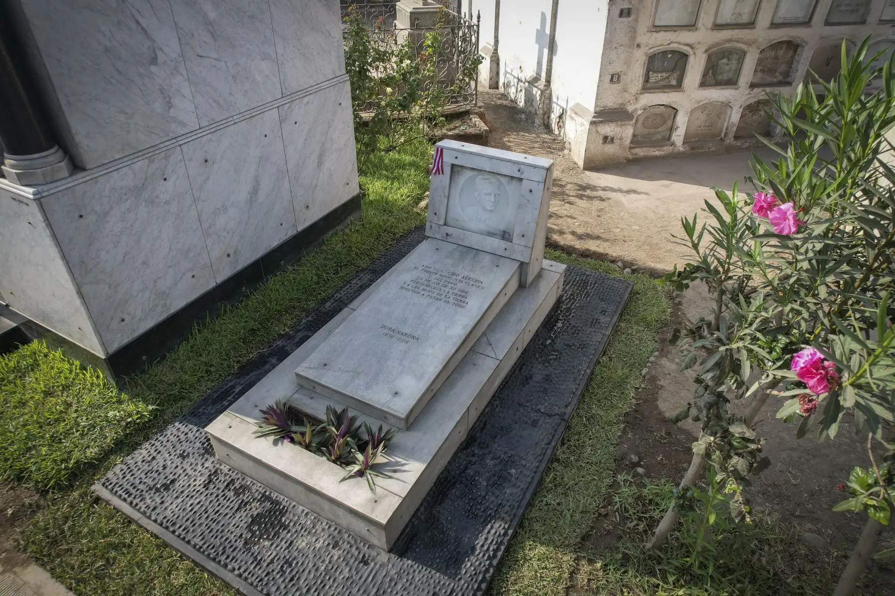 La ministra de Cultura, Leslie Urteaga, y el jefe de la Biblioteca Nacional del Perú, Boris Espezúa, iniciaron las celebraciones por el "Día del Libro y del Derecho de Autor" con un especial recorrido en el cementerio Presbítero Maestro, donde reposan los restos de ilustres autores peruanos como Ricardo Palma, Abraham Valdelomar, Mercedes Cabello de Carbonera, José Santos Chocano y  Ciro Alegría. 
Foto: ANDINA/Andrés Valle