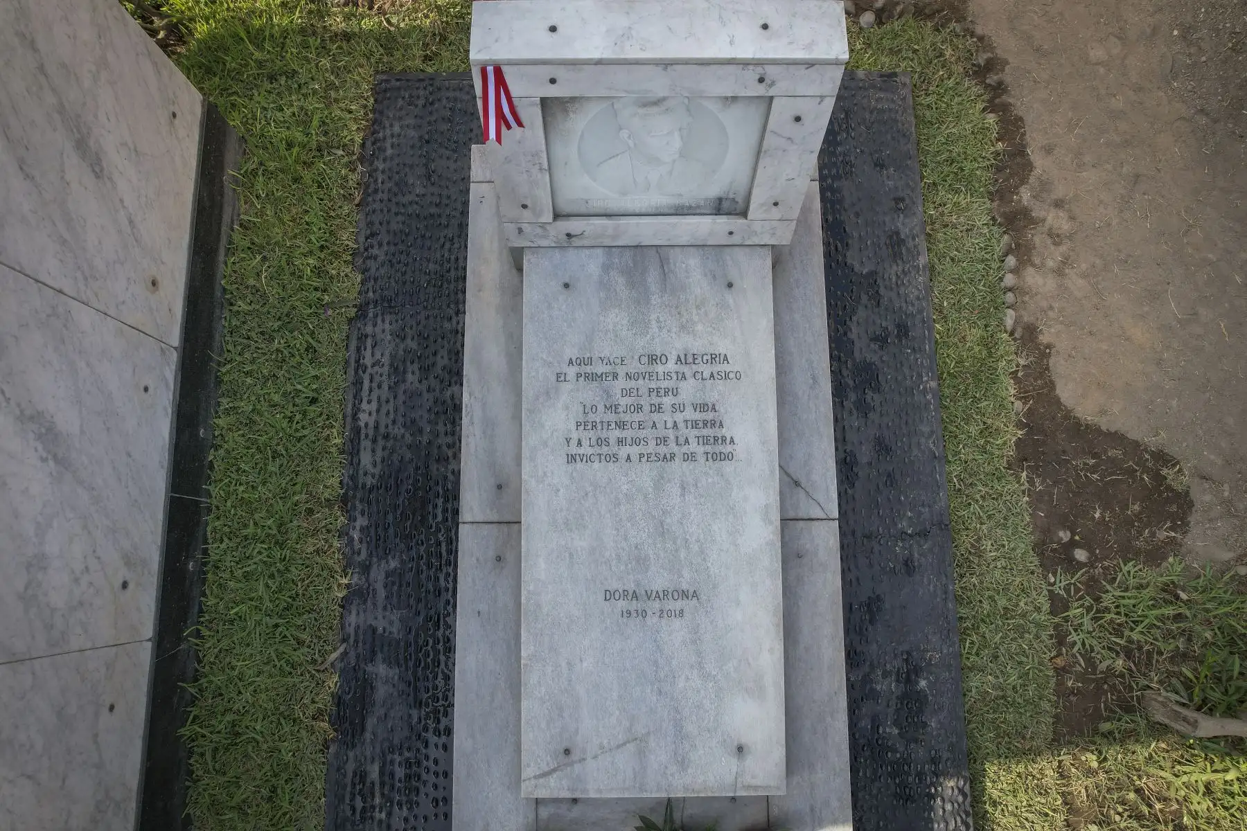 Iniciaron las celebraciones por el "Día del Libro y del Derecho de Autor" con un especial recorrido en el cementerio Presbítero Maestro, donde reposan los restos de ilustres autores peruanos como Ricardo Palma, Abraham Valdelomar, Mercedes Cabello de Carbonera, José Santos Chocano y  Ciro Alegría. Foto: ANDINA/Andrés Valle
