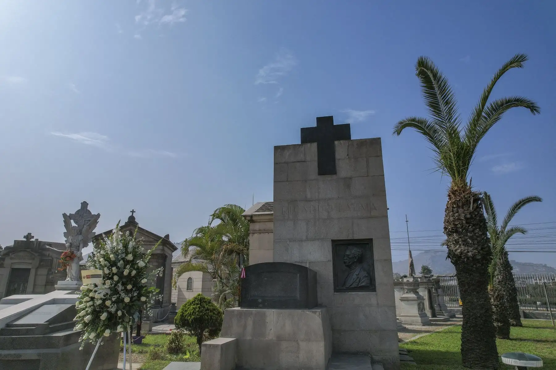 Iniciaron las celebraciones por el "Día del Libro y del Derecho de Autor" con un especial recorrido en el cementerio Presbítero Maestro, donde reposan los restos de ilustres autores peruanos como Ricardo Palma, Abraham Valdelomar, Mercedes Cabello de Carbonera, José Santos Chocano y  Ciro Alegría. Foto: ANDINA/Andrés Valle