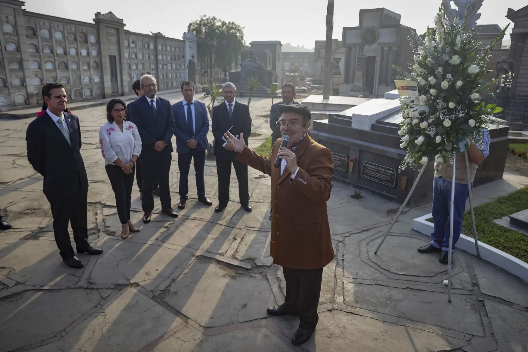 La ministra de Cultura, Leslie Urteaga, y el jefe de la Biblioteca Nacional del Perú, Boris Espezúa, iniciaron las celebraciones por el "Día del Libro y del Derecho de Autor" con un especial recorrido en el cementerio Presbítero Maestro, donde reposan los restos de ilustres autores peruanos como Ricardo Palma, Abraham Valdelomar, Mercedes Cabello de Carbonera, José Santos Chocano y  Ciro Alegría. Foto: ANDINA/Andrés Valle
