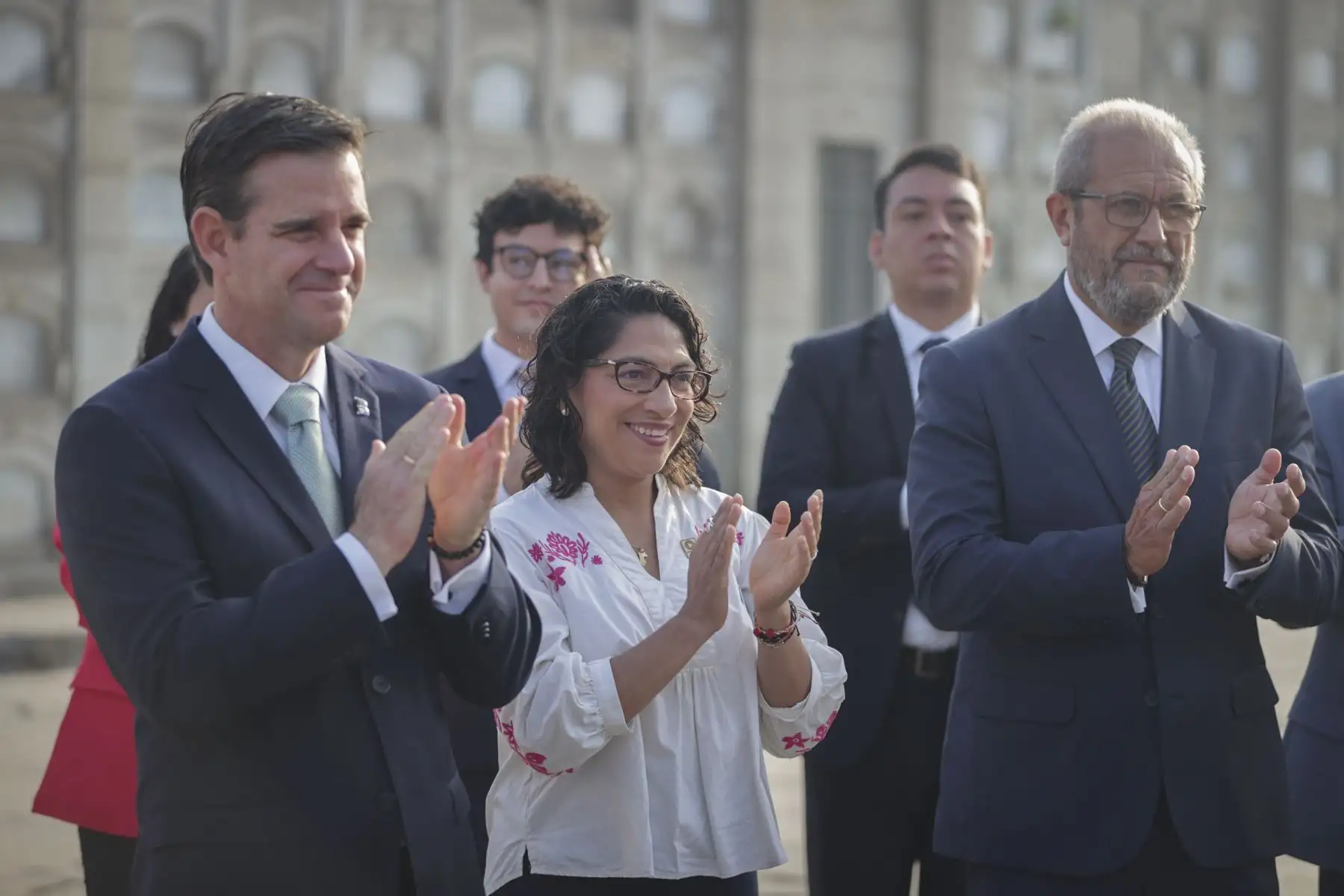 La ministra de Cultura, Leslie Urteaga, y el jefe de la Biblioteca Nacional del Perú, Boris Espezúa, iniciaron las celebraciones por el "Día del Libro y del Derecho de Autor" con un especial recorrido en el cementerio Presbítero Maestro, donde reposan los restos de ilustres autores peruanos como Ricardo Palma, Abraham Valdelomar, Mercedes Cabello de Carbonera, José Santos Chocano y  Ciro Alegría. Foto: ANDINA/Andrés Valle