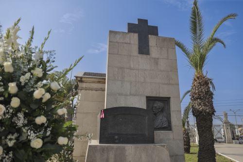 "Día del Libro y del Derecho de Autor": Homenaje a autores peruanos en sus tumbas en el cementerio Presbítero Maestro