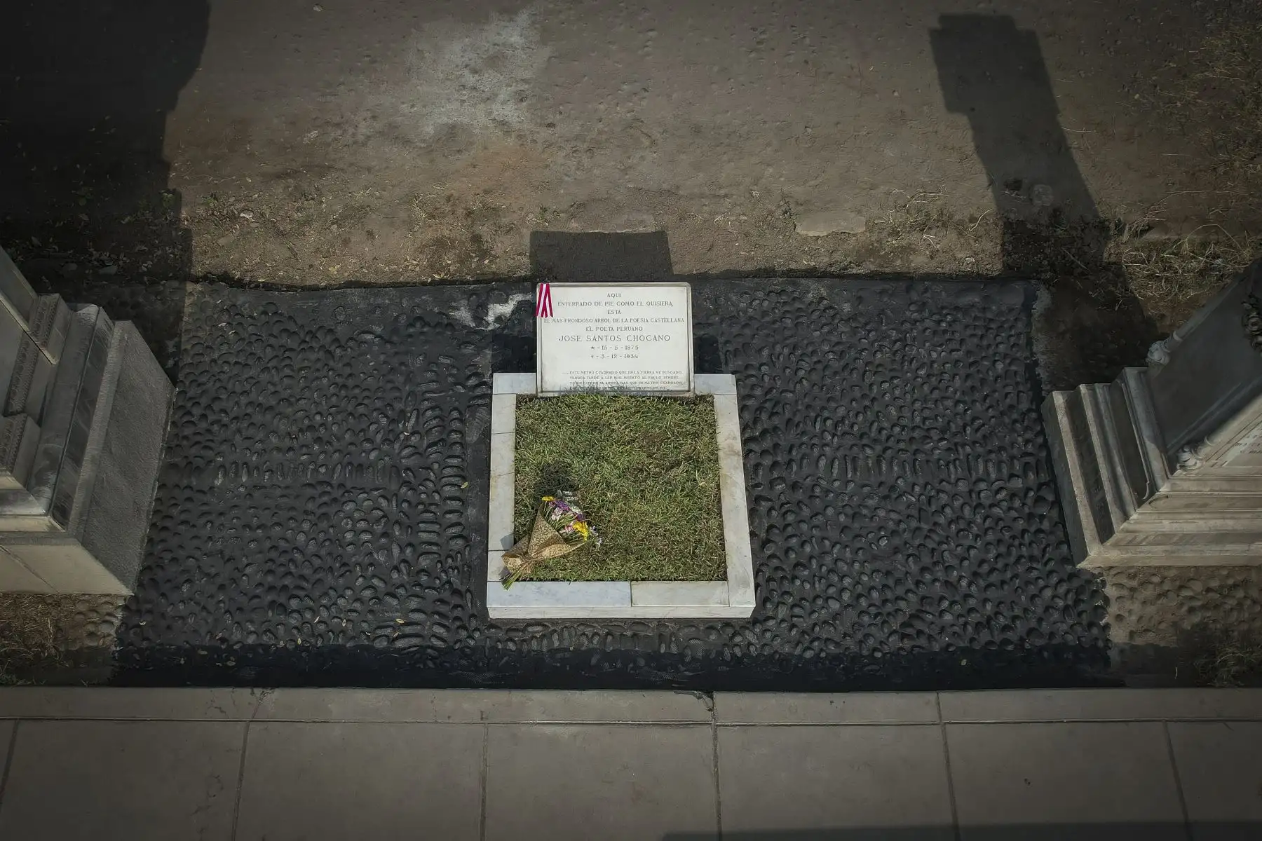 La ministra de Cultura, Leslie Urteaga, y el jefe de la Biblioteca Nacional del Perú, Boris Espezúa, iniciaron las celebraciones por el "Día del Libro y del Derecho de Autor" con un especial recorrido en el cementerio Presbítero Maestro, donde reposan los restos de ilustres autores peruanos como Ricardo Palma, Abraham Valdelomar, Mercedes Cabello de Carbonera, José Santos Chocano y  Ciro Alegría. Foto: ANDINA/Andrés Valle