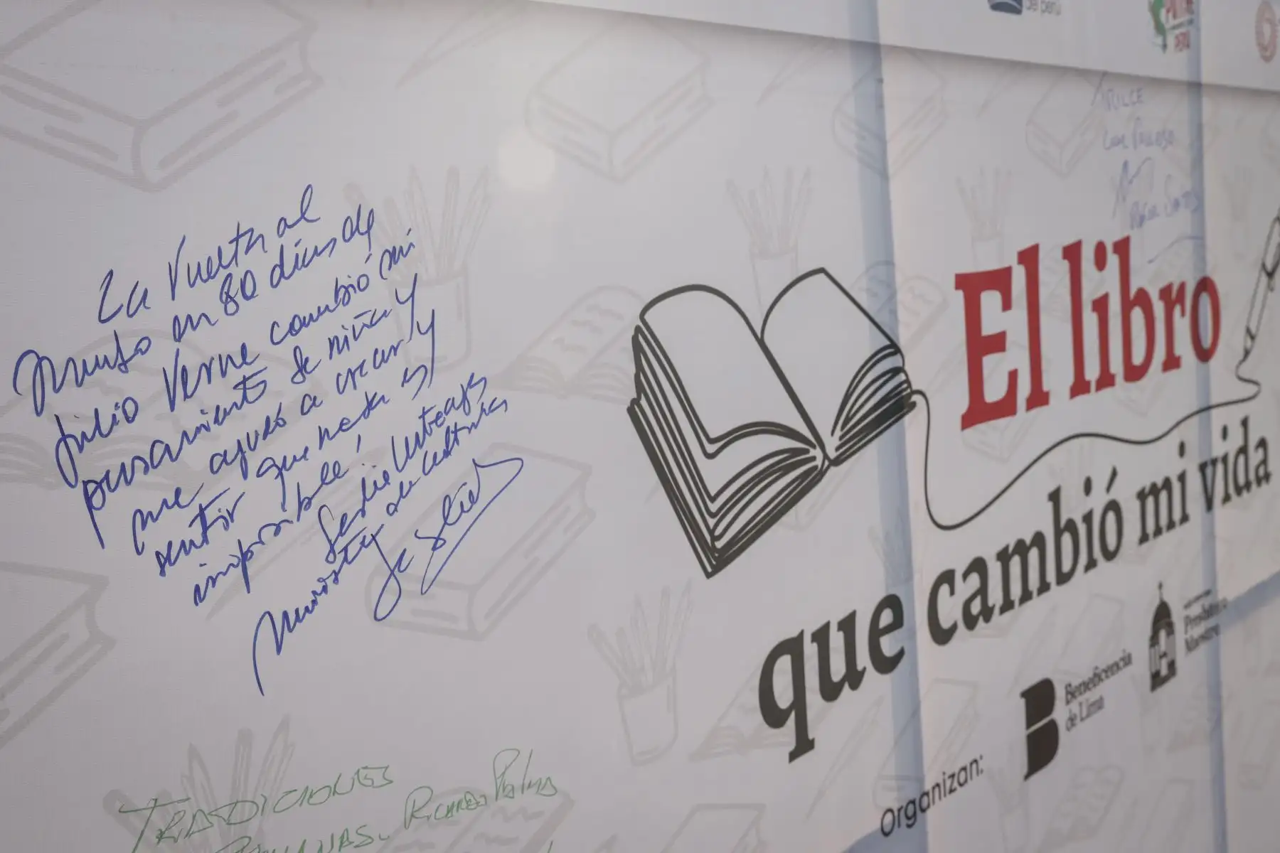 La ministra de Cultura, Leslie Urteaga, y el jefe de la Biblioteca Nacional del Perú, Boris Espezúa, iniciaron las celebraciones por el "Día del Libro y del Derecho de Autor" con un especial recorrido en el cementerio Presbítero Maestro, donde reposan los restos de ilustres autores peruanos como Ricardo Palma, Abraham Valdelomar, Mercedes Cabello de Carbonera, José Santos Chocano y  Ciro Alegría. Foto: ANDINA/Andrés Valle