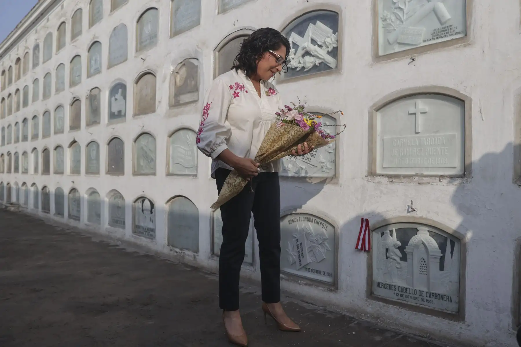 La ministra de Cultura, Leslie Urteaga, y el jefe de la Biblioteca Nacional del Perú, Boris Espezúa, iniciaron las celebraciones por el "Día del Libro y del Derecho de Autor" con un especial recorrido en el cementerio Presbítero Maestro, donde reposan los restos de ilustres autores peruanos como Ricardo Palma, Abraham Valdelomar, Mercedes Cabello de Carbonera, José Santos Chocano y  Ciro Alegría. Foto: ANDINA/Andrés Valle