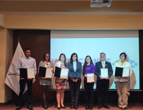 Migraciones otorgó la nacionalidad peruana a siete ciudadanos extranjeros en una ceremonia celebrada en Arequipa.