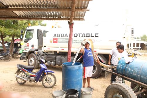 Piura: Más de 1800 vecinos del Salitral reciben agua potable con camión cisterna del Ministerio de Vivienda