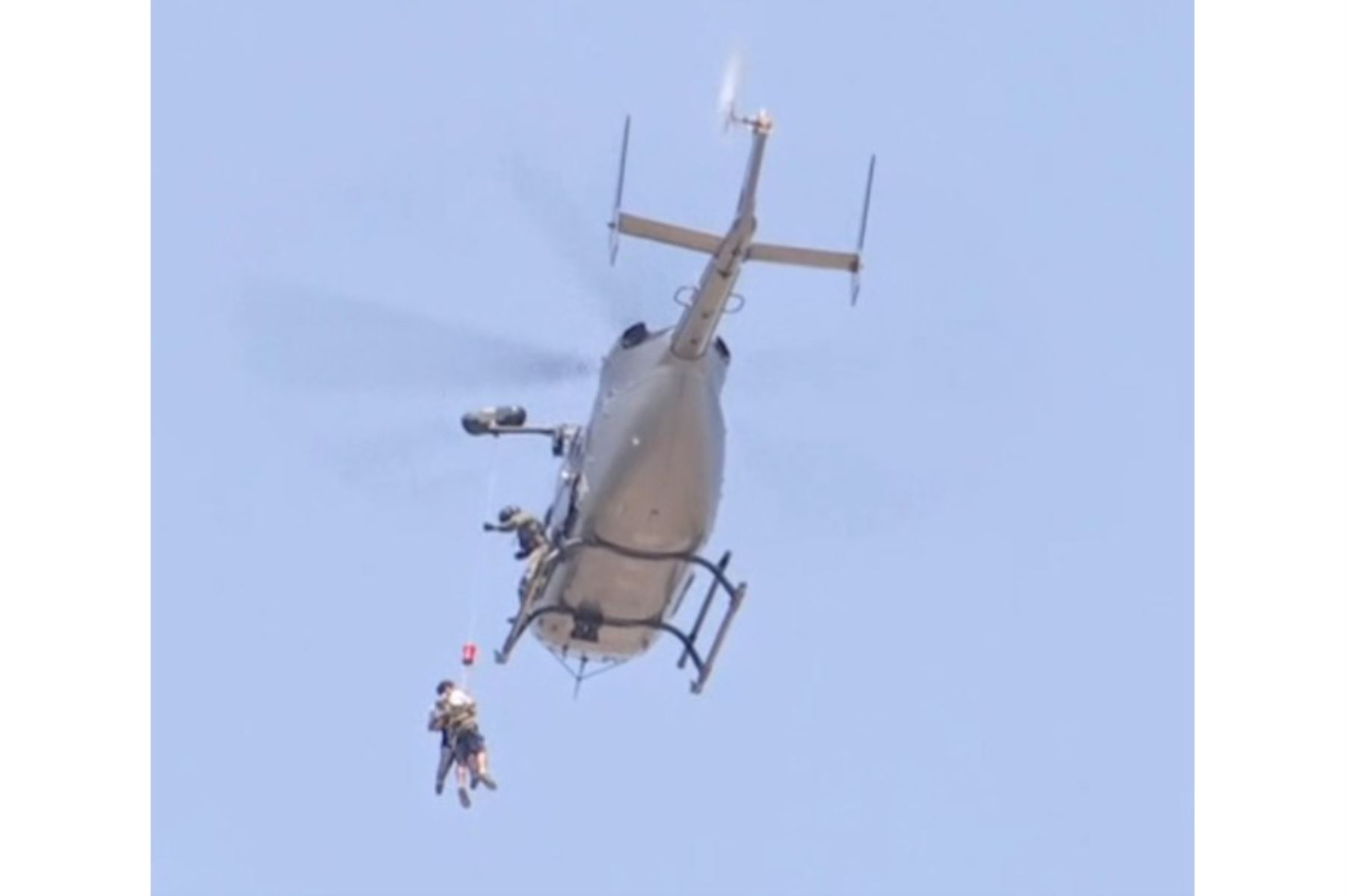 Momento en que hombre rescatado y suboficial de Aviación Policial son subidos al helicóptero que los esperaba sobre el edificio incendiado. Foto:ANDINA/Difusión