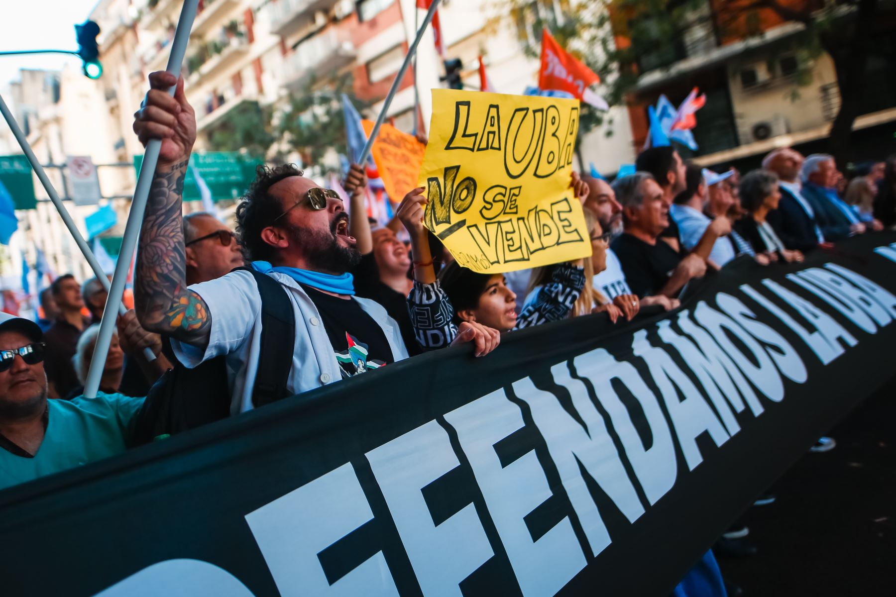 Manifestantes participan en una movilización del sector educativo contra el gobierno del presidente Javier Milei. Foto: EFE