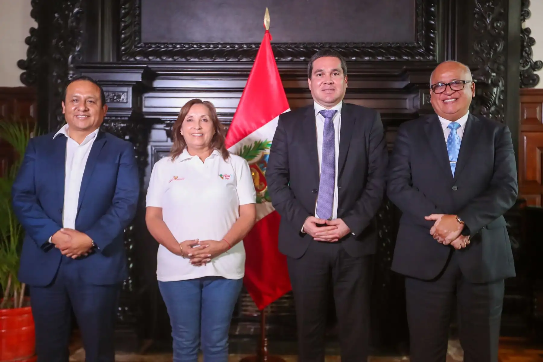 La presidenta de la república, Dina Ercilia Boluarte Zegarra, sostuvo una reunión de trabajo con el alcalde de la Municipalidad de San Miguel, Eduardo Bless Cabrejas.
Foto: ANDINA/Prensa Presidencia