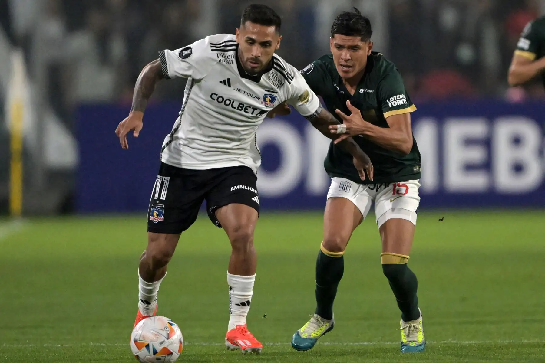 El delantero de Colo-Colo, Marcos Bolados , y el mediocampista de Alianza Lima, Jesús Castillo, luchan por el balón durante el partido de ida de la fase de grupos de la Copa Libertadores entre Colo Colo de Chile y Alianza Lima de Perú en el Estadio Monumental de Santiago.
Foto: AFP